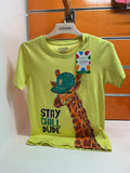 Camiseta infantil Losan “Stay Chill Dude” con jirafa — fotografía del producto