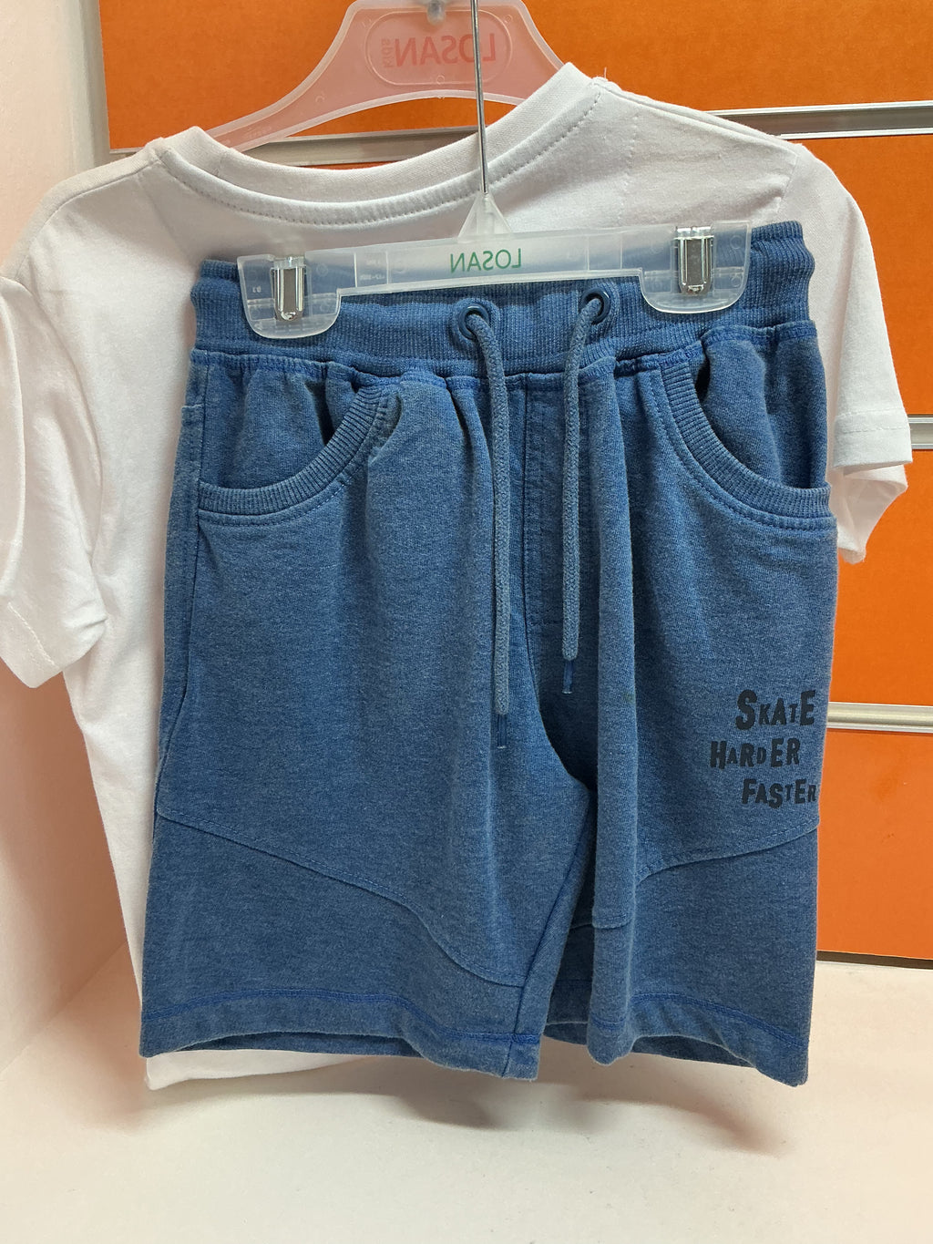Conjunto infantil Losan camiseta skate y bermuda azul — fotografía del producto