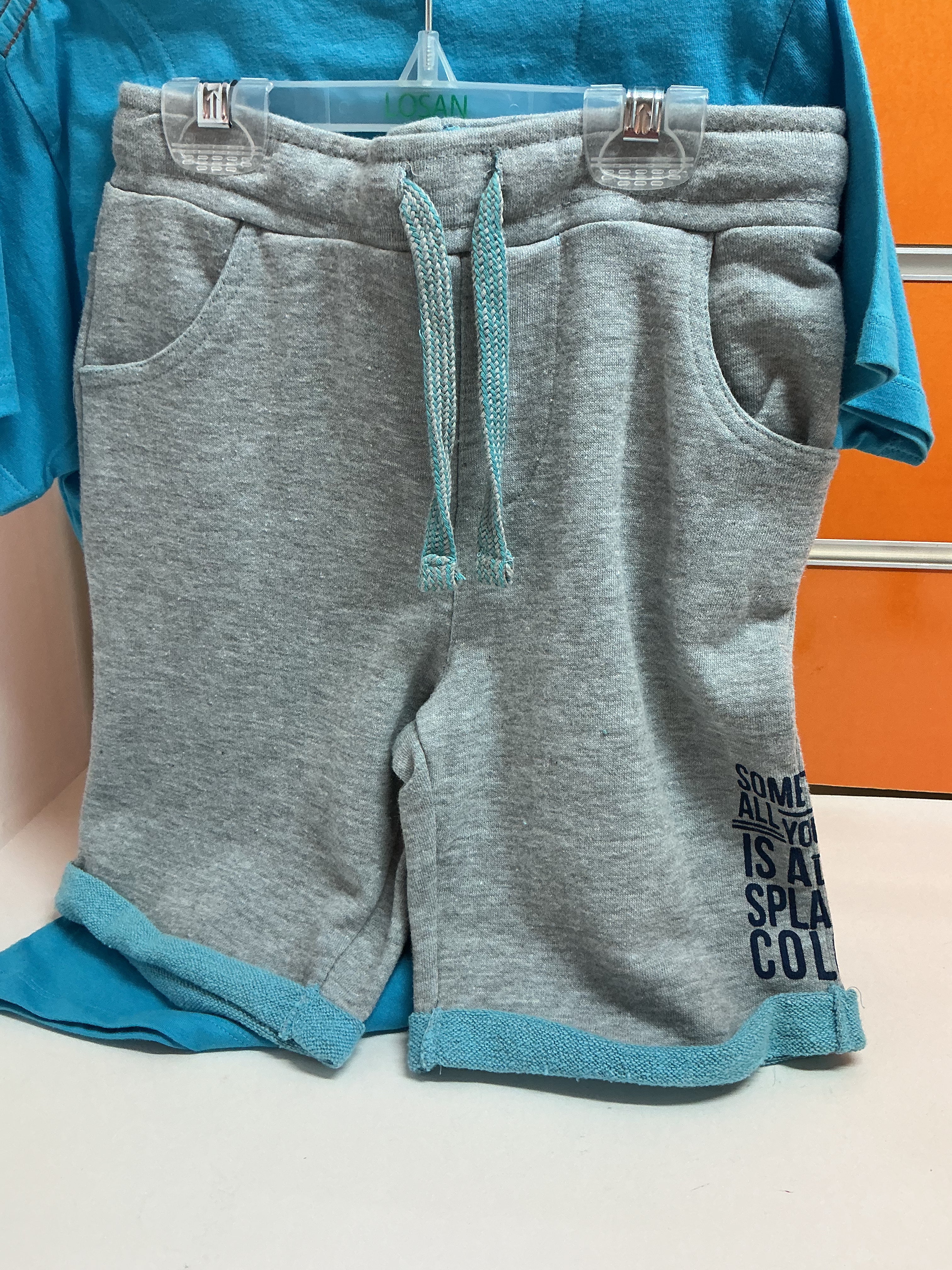 Conjunto infantil Losan camiseta cassette y bermuda gris — fotografía del producto