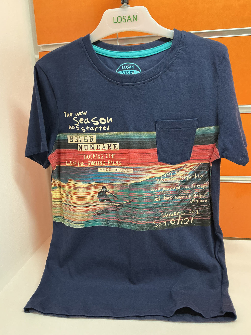 Conjunto infantil Losan camiseta azul y bermuda naranja surf — fotografía del producto