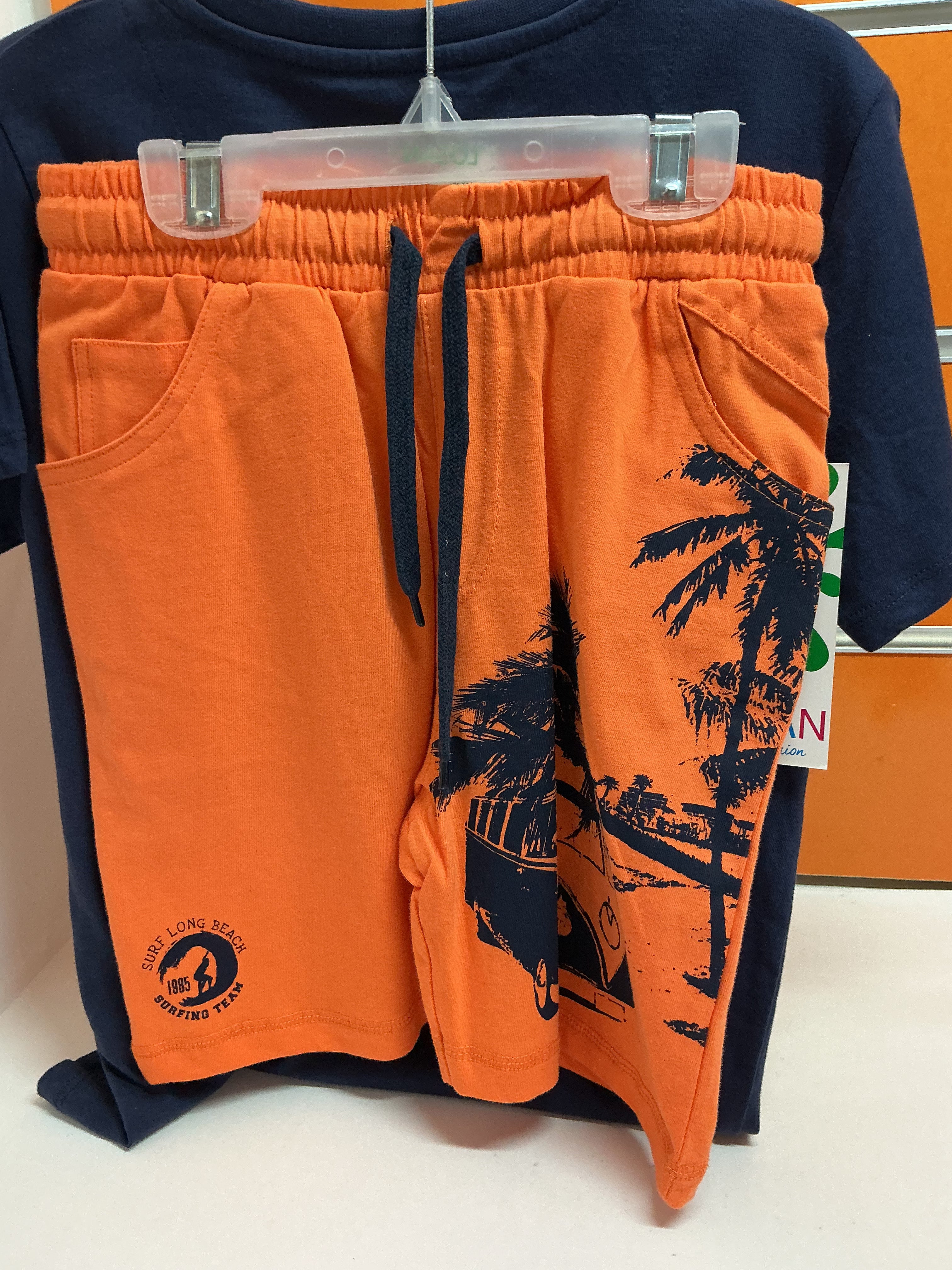 Conjunto infantil Losan camiseta azul y bermuda naranja surf — fotografía del producto