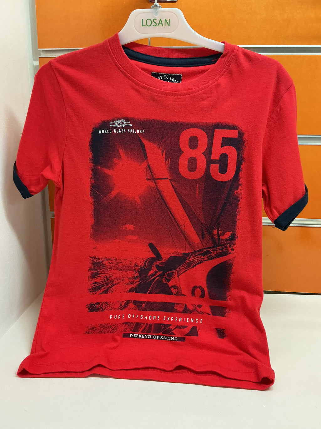 Conjunto infantil Losan camiseta roja náutica y bermuda gris — fotografía del producto