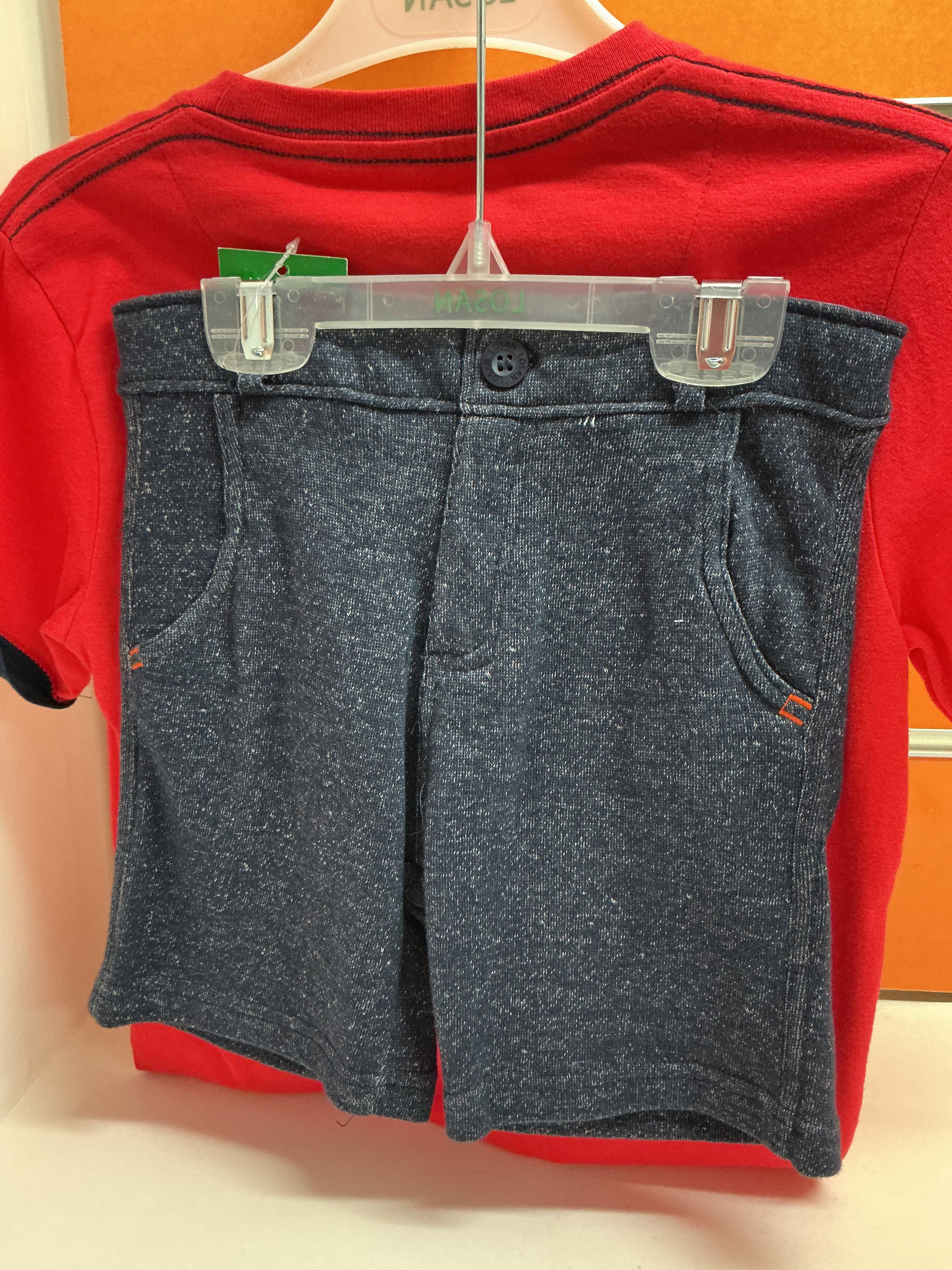 Conjunto infantil Losan camiseta roja náutica y bermuda gris — fotografía del producto