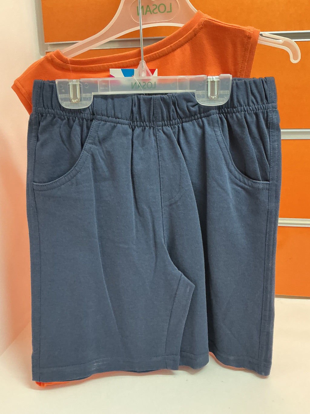 Conjunto infantil Losan camiseta naranja sin mangas y bermuda azul — fotografía del producto