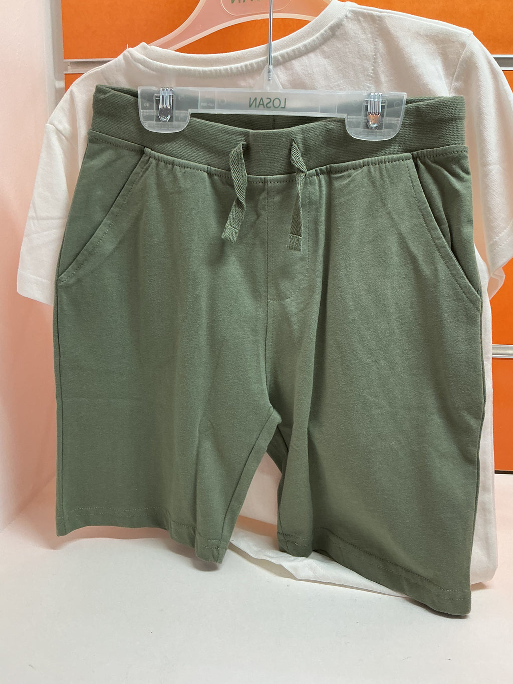 Conjunto infantil Losan camiseta dinosaurios y bermuda verde — fotografía del producto