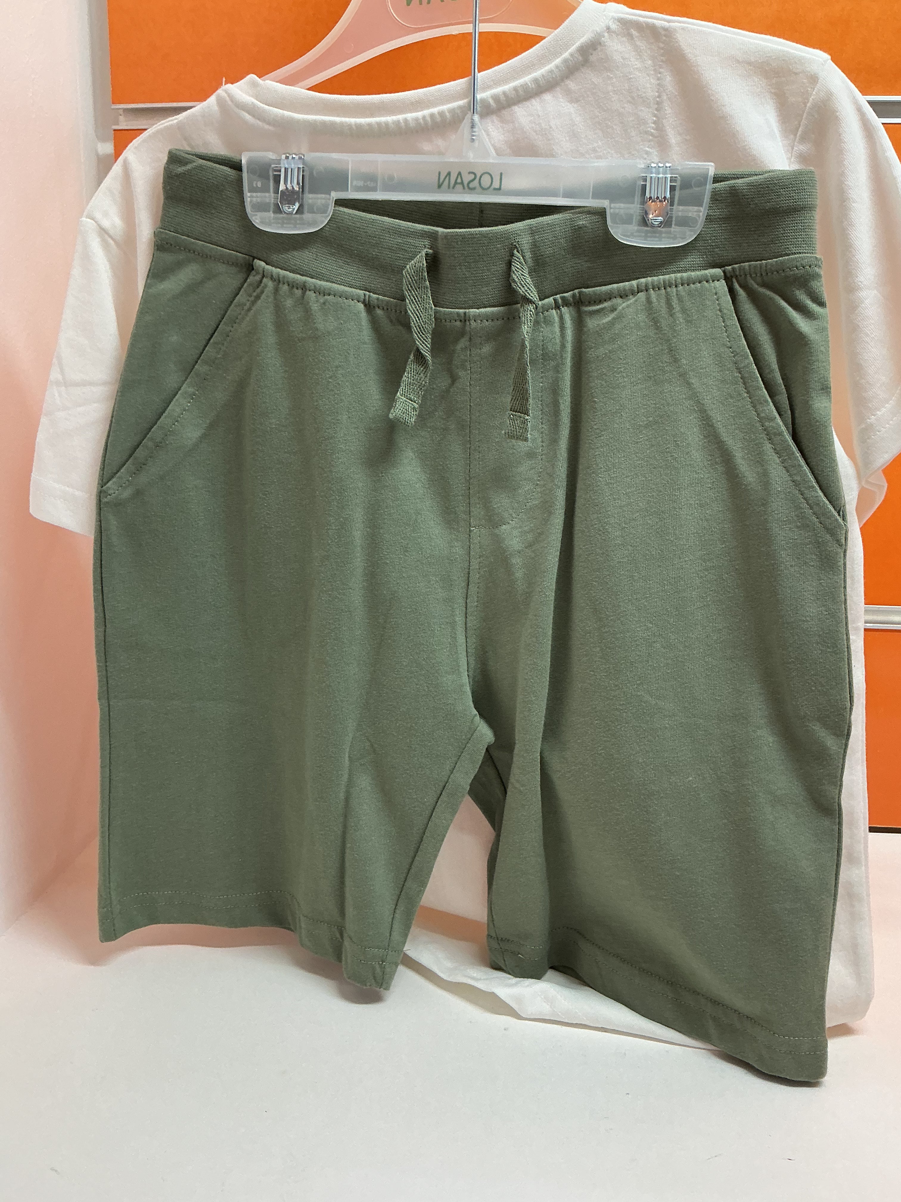 Conjunto infantil Losan camiseta dinosaurios y bermuda verde — fotografía del producto