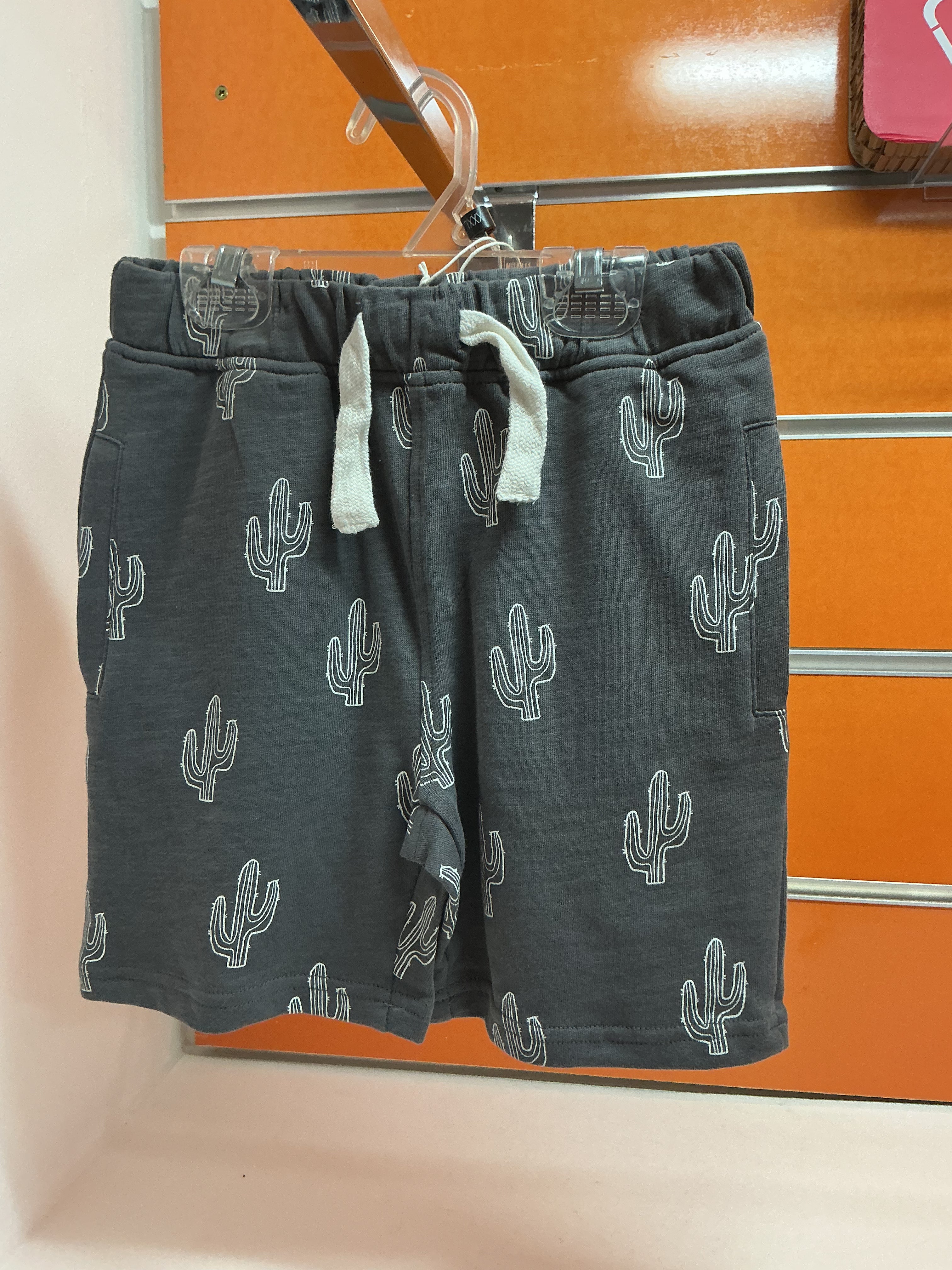 Bermuda infantil Losan gris con cactus — fotografía del producto
