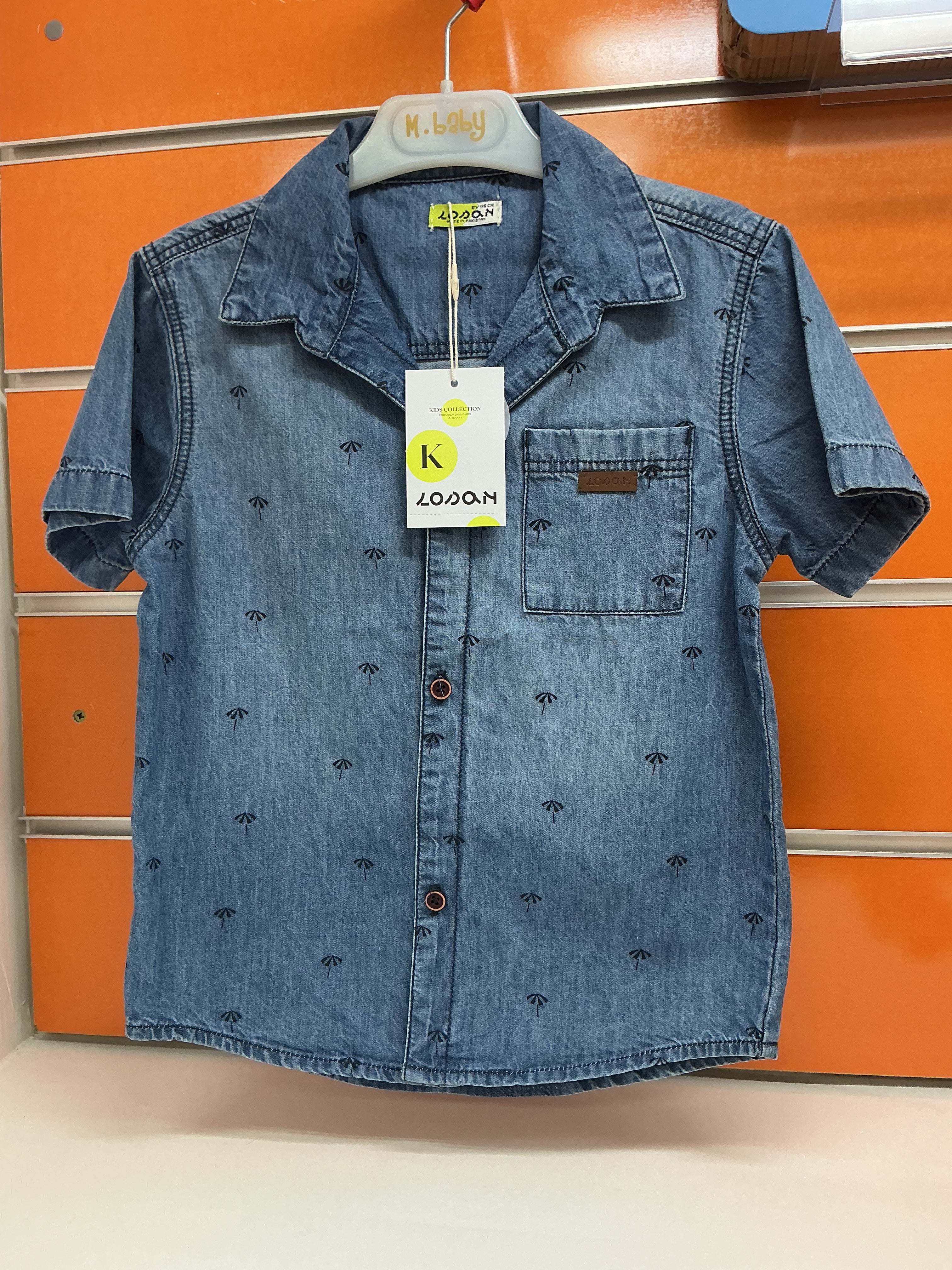 Camisa infantil Losan denim con estampado de palmeras — fotografía del producto