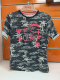 Camiseta infantil “West Surf” negra con palmeras — fotografía del producto