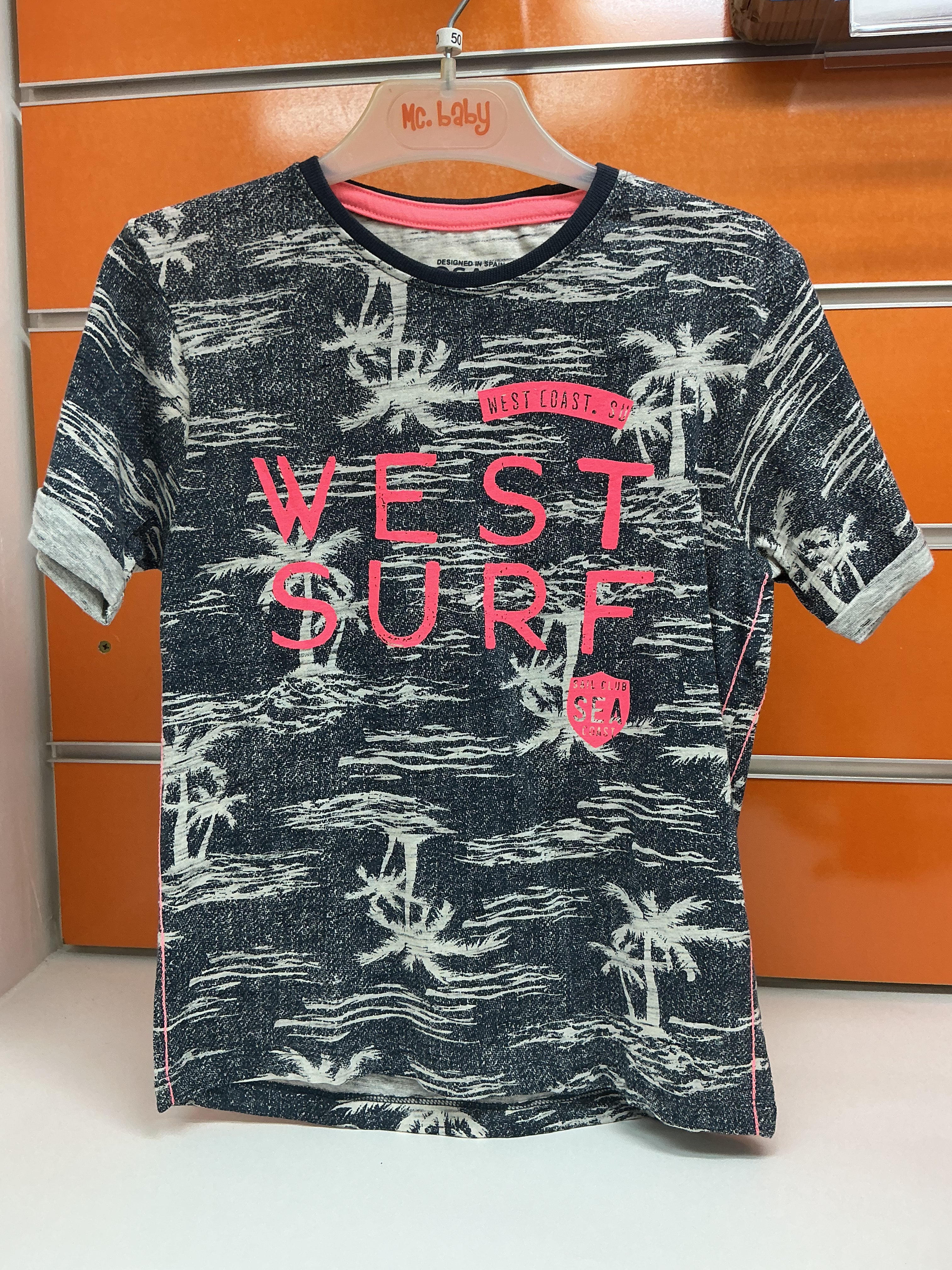 Camiseta infantil “West Surf” negra con palmeras — fotografía del producto