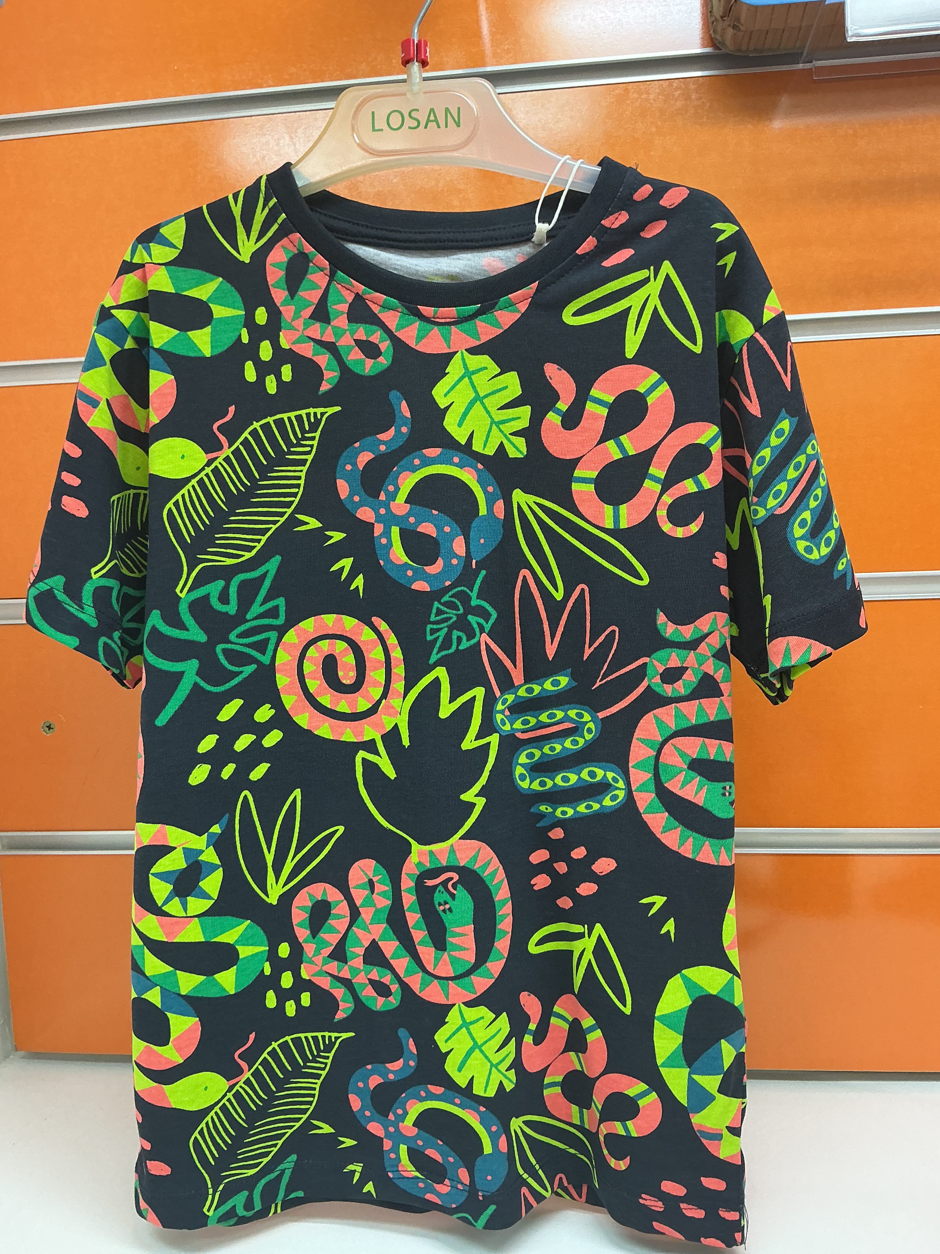 Camiseta infantil Losan negra estampado serpientes — fotografía del producto