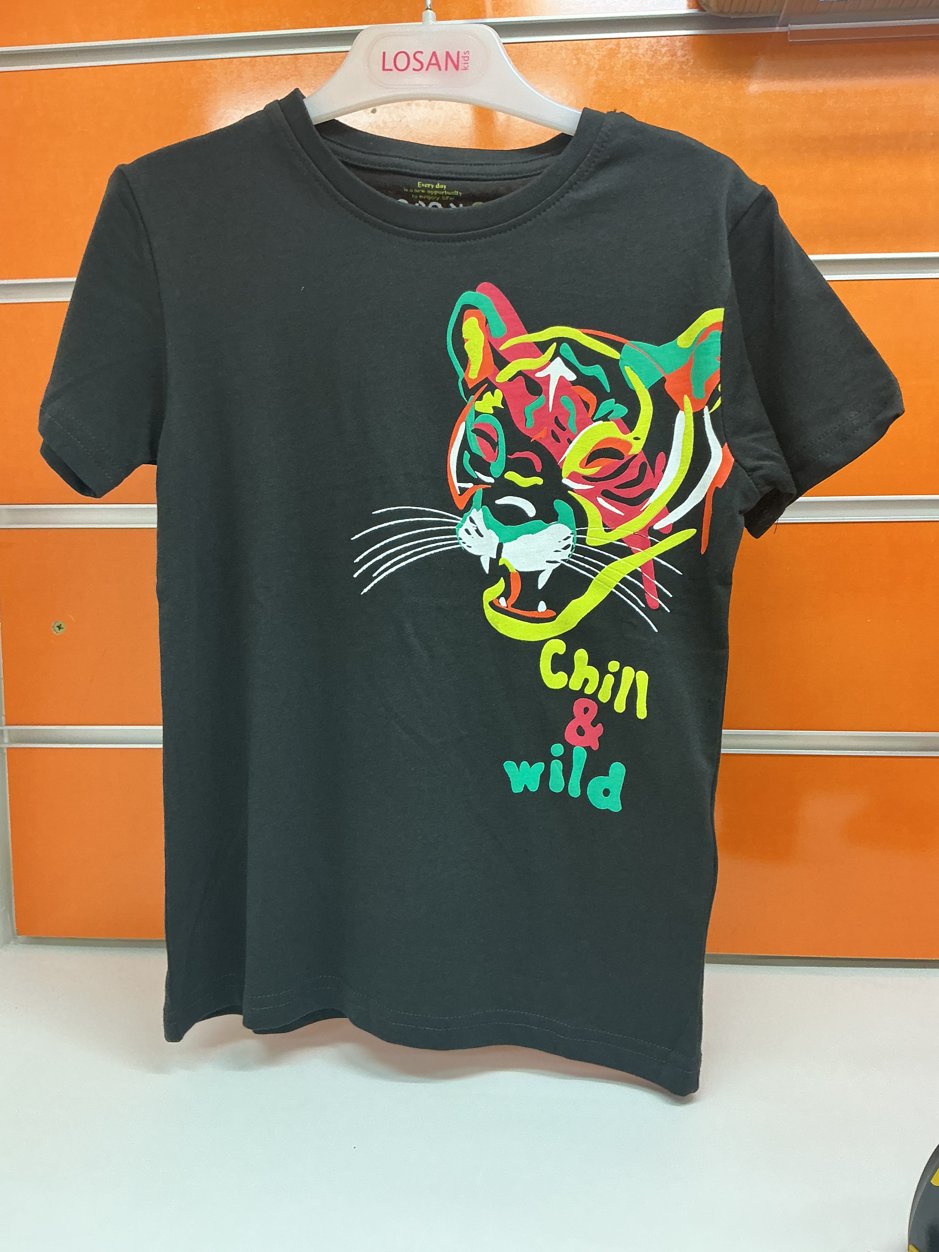 Camiseta infantil Losan negra “Chill & Wild” — fotografía del producto