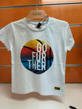 Camiseta infantil blanca “Go Further” — fotografía del producto