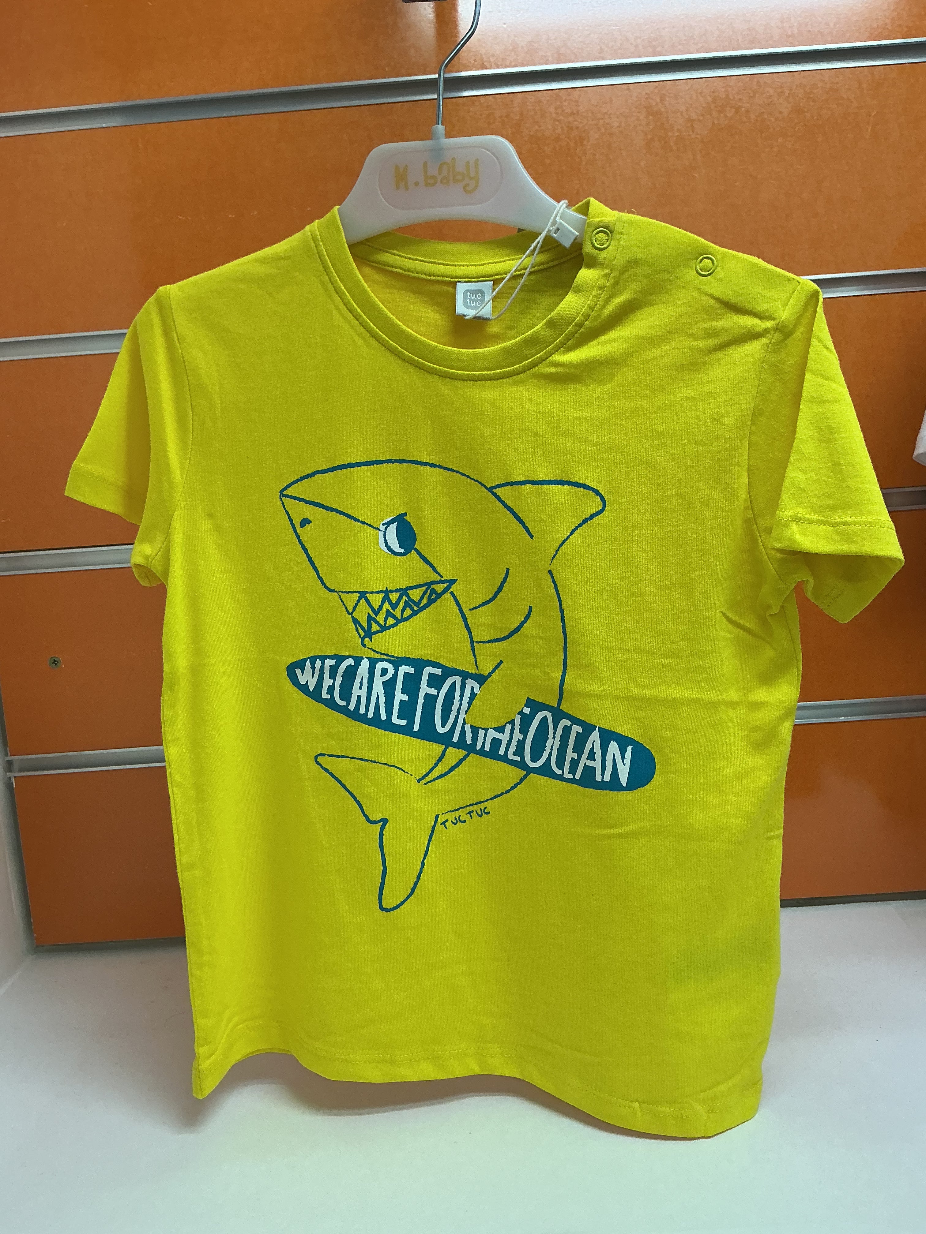 Camiseta bebé Tuc Tuc amarilla “We Care for the Ocean” — fotografía del producto