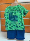 Conjunto bebé Losan camiseta verde skate y bermuda azul — fotografía del producto