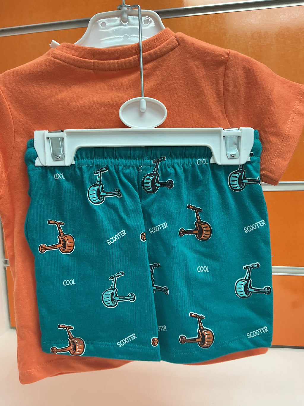 Conjunto bebé Street Monkey camiseta scooter y bermuda verde — fotografía del producto