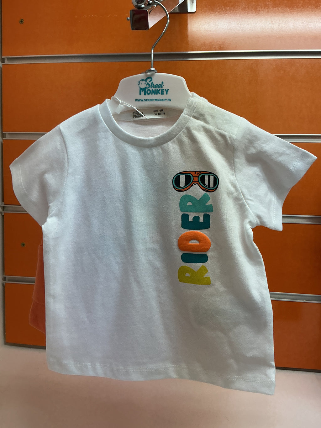 Conjunto bebé Street Monkey camiseta blanca Rider y bermuda teja — fotografía del producto