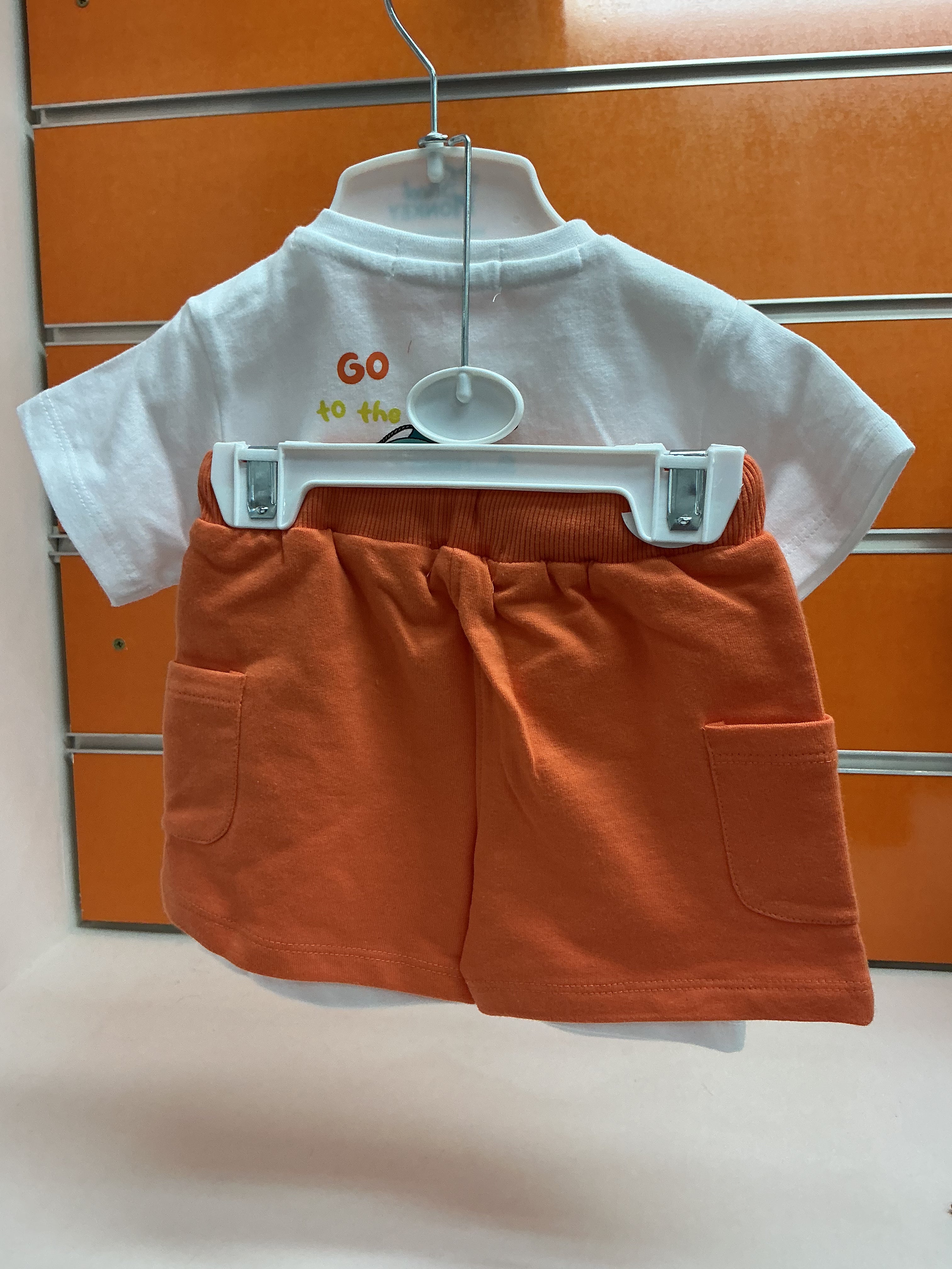 Conjunto bebé Street Monkey camiseta blanca Rider y bermuda teja — fotografía del producto