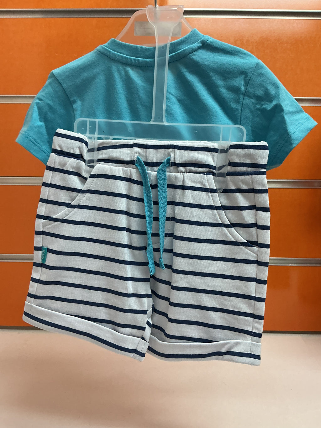 Conjunto bebé camiseta turquesa Hawaii y bermuda de rayas — fotografía del producto