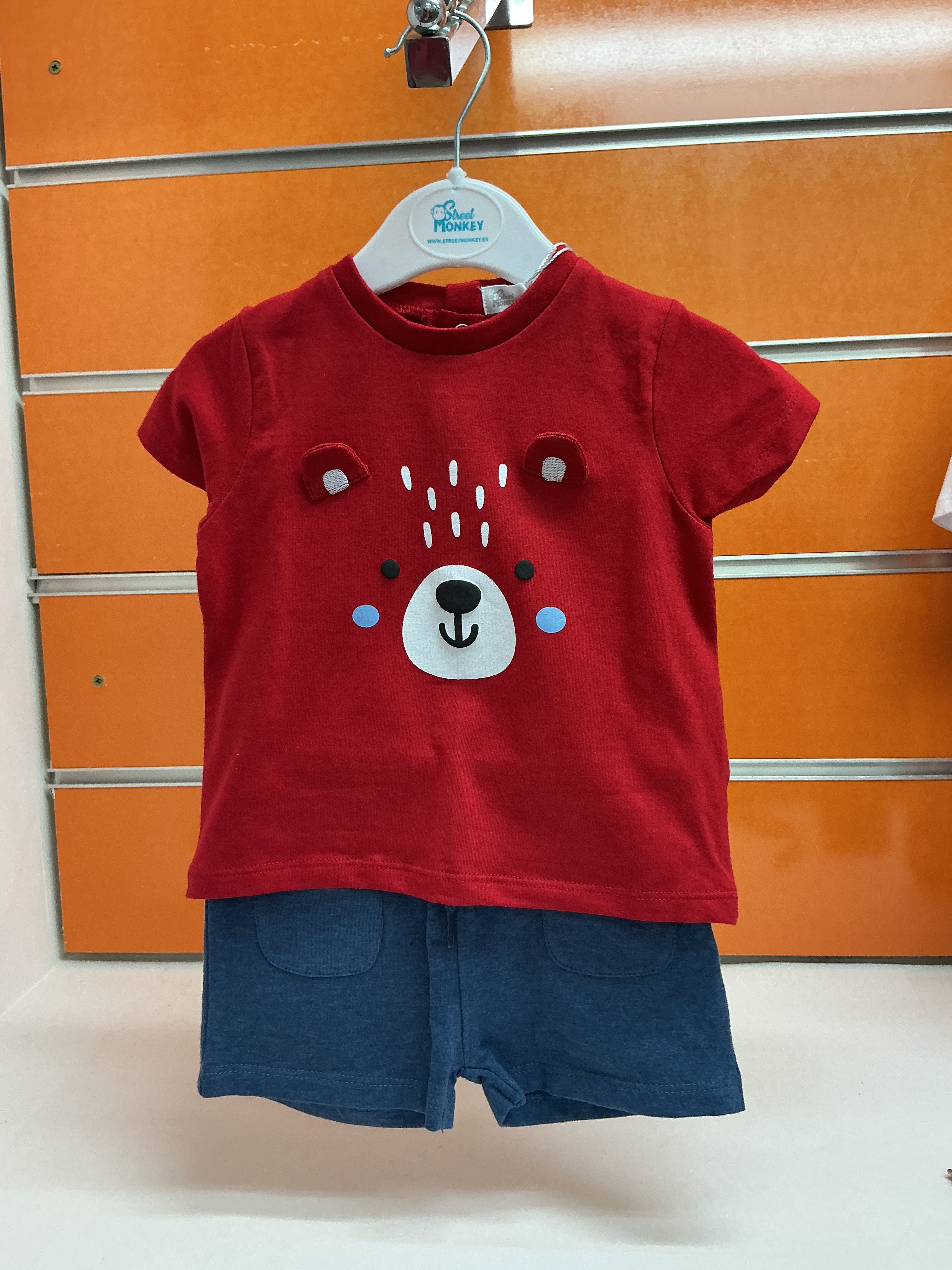 Conjunto bebé Street Monkey camiseta roja osito y bermuda azul — fotografía del producto