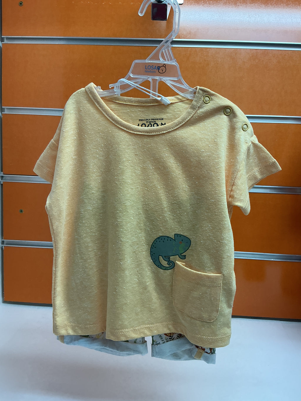 Conjunto bebé Losan amarillo camaleón y bermuda jungla — fotografía del producto
