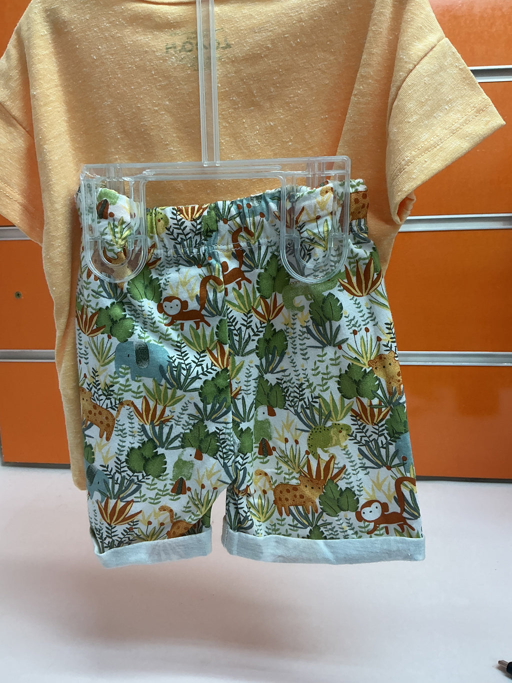 Conjunto bebé Losan amarillo camaleón y bermuda jungla — fotografía del producto
