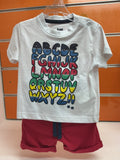 Conjunto bebé camiseta abecedario y bermuda roja — fotografía del producto