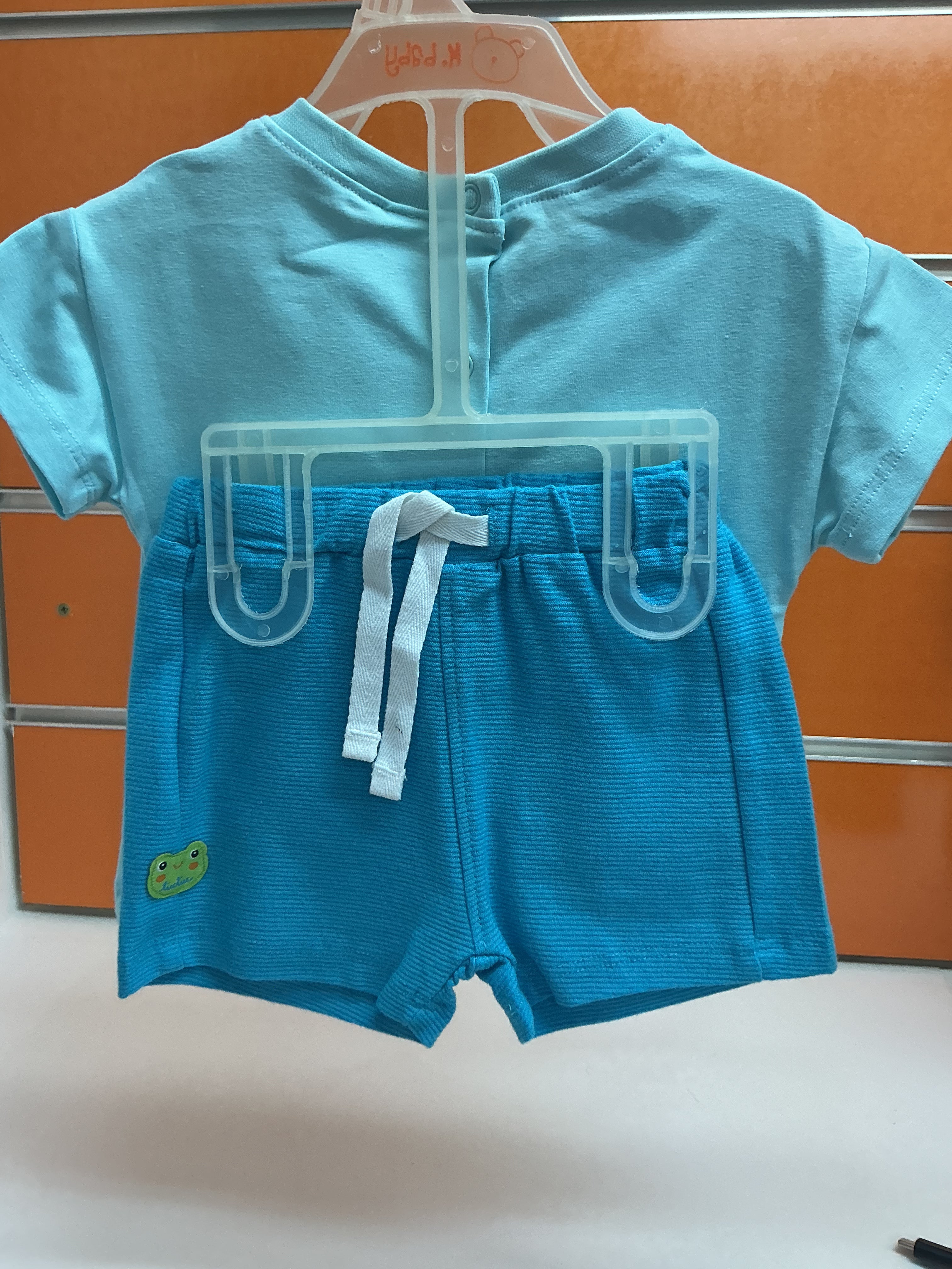 Conjunto bebé Tuc Tuc rana con bermuda — fotografía del producto