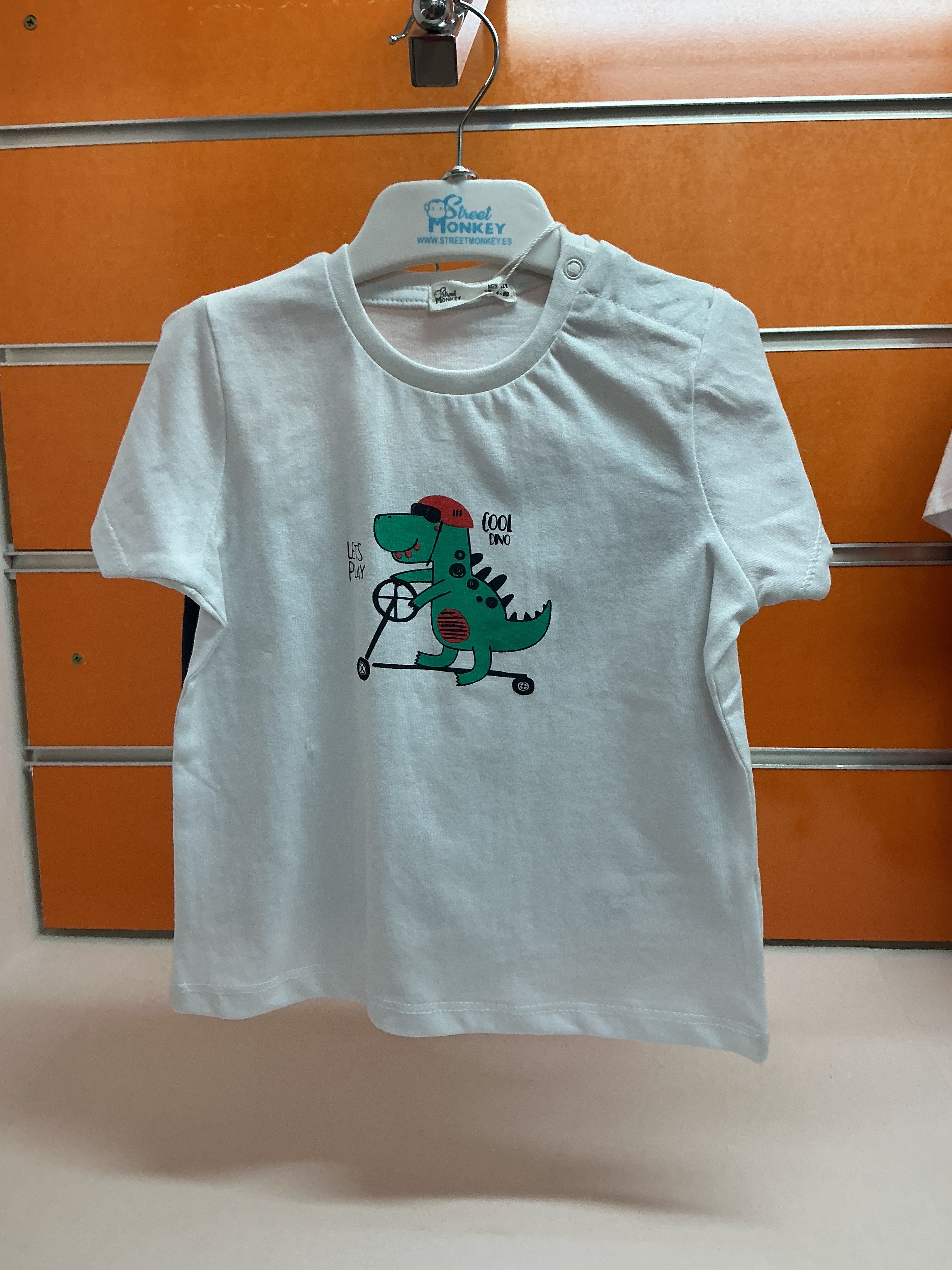 Conjunto bebé dinosaurio patinete blanco y azul — fotografía del producto