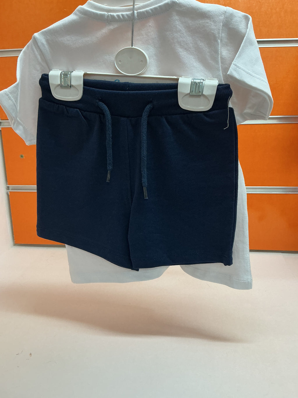 Conjunto bebé dinosaurio patinete blanco y azul — fotografía del producto