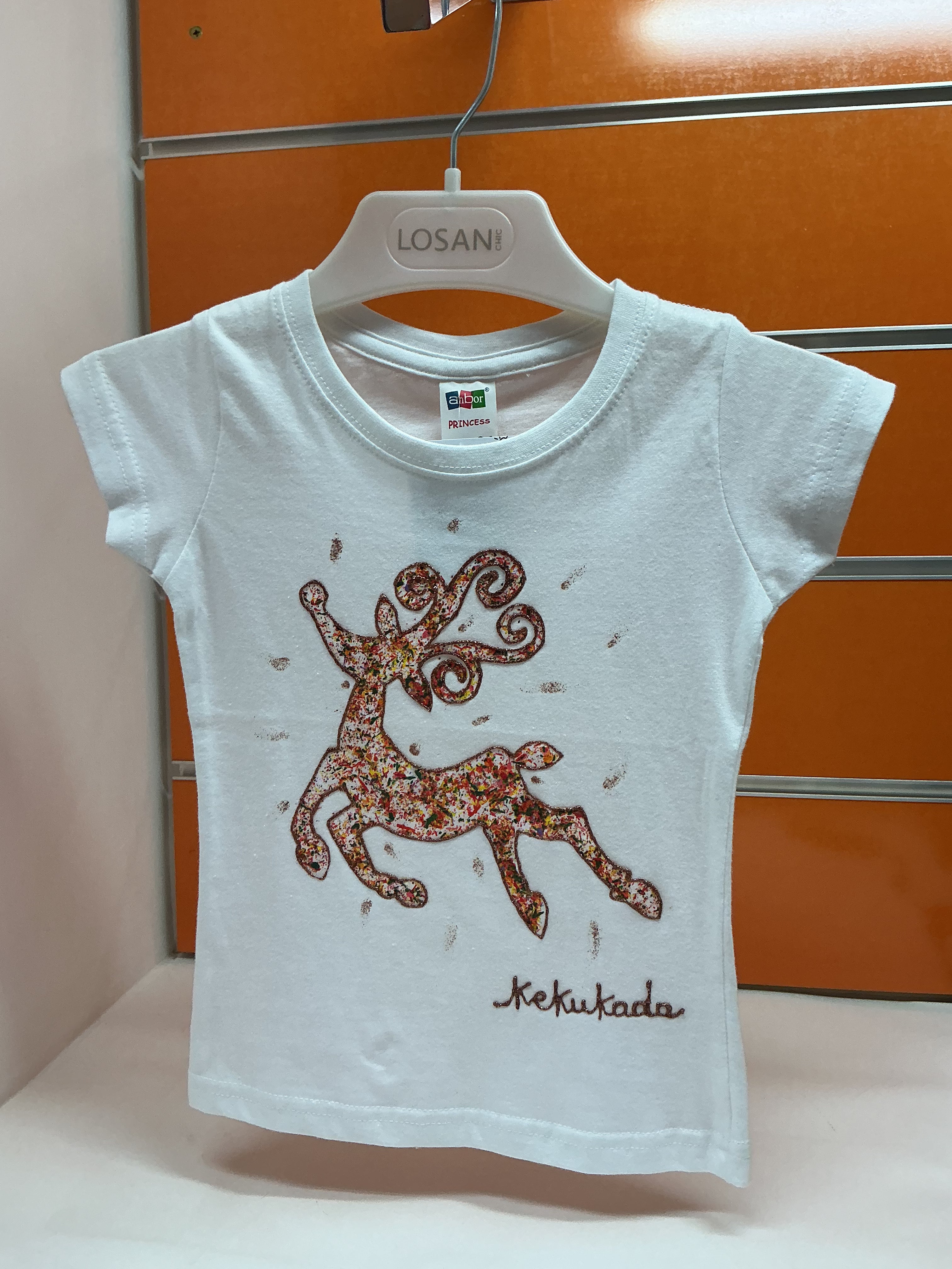 Camiseta niña blanca ciervo brillante — fotografía del producto