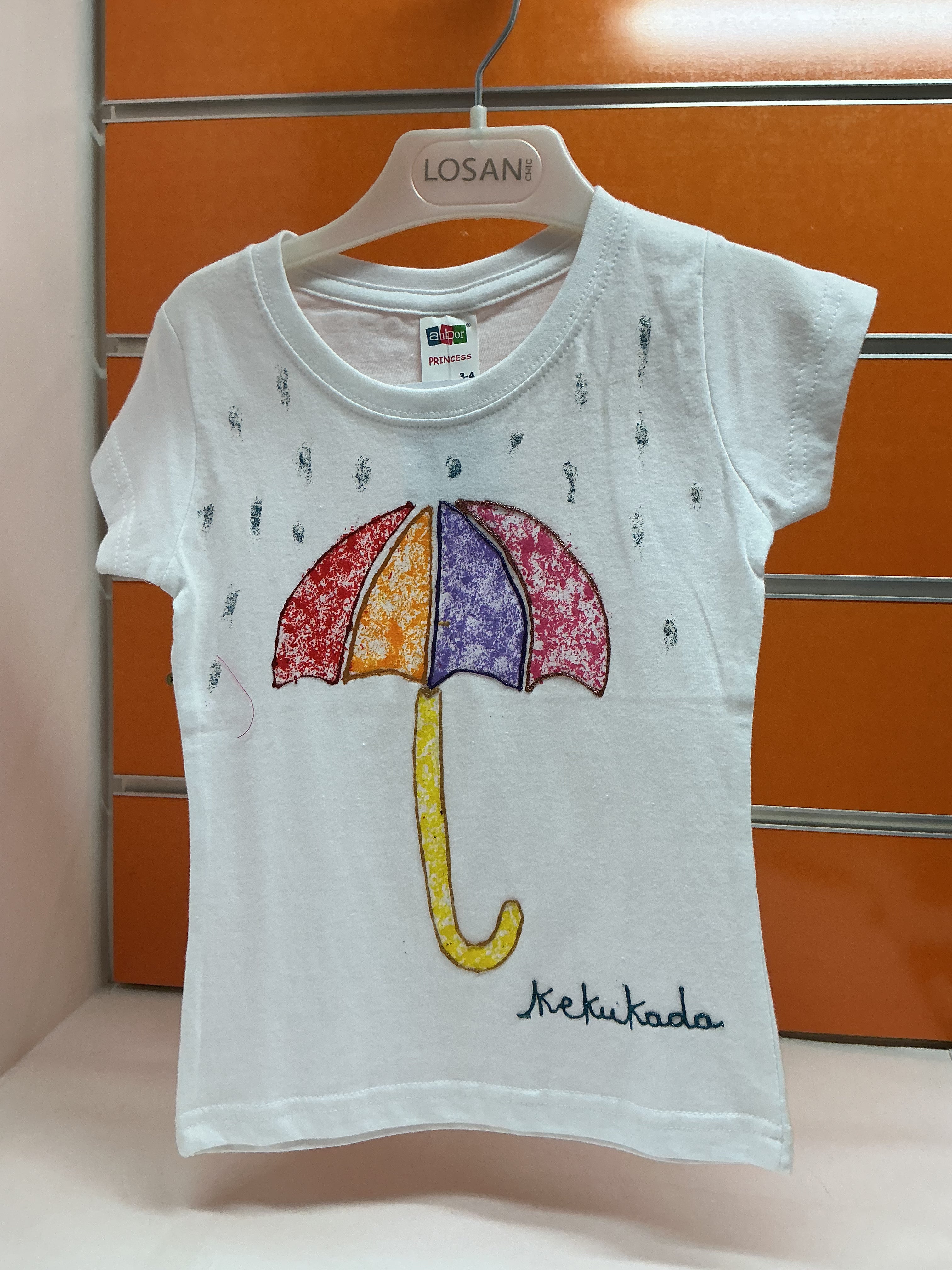 Camiseta niña blanca paraguas brillante — fotografía del producto