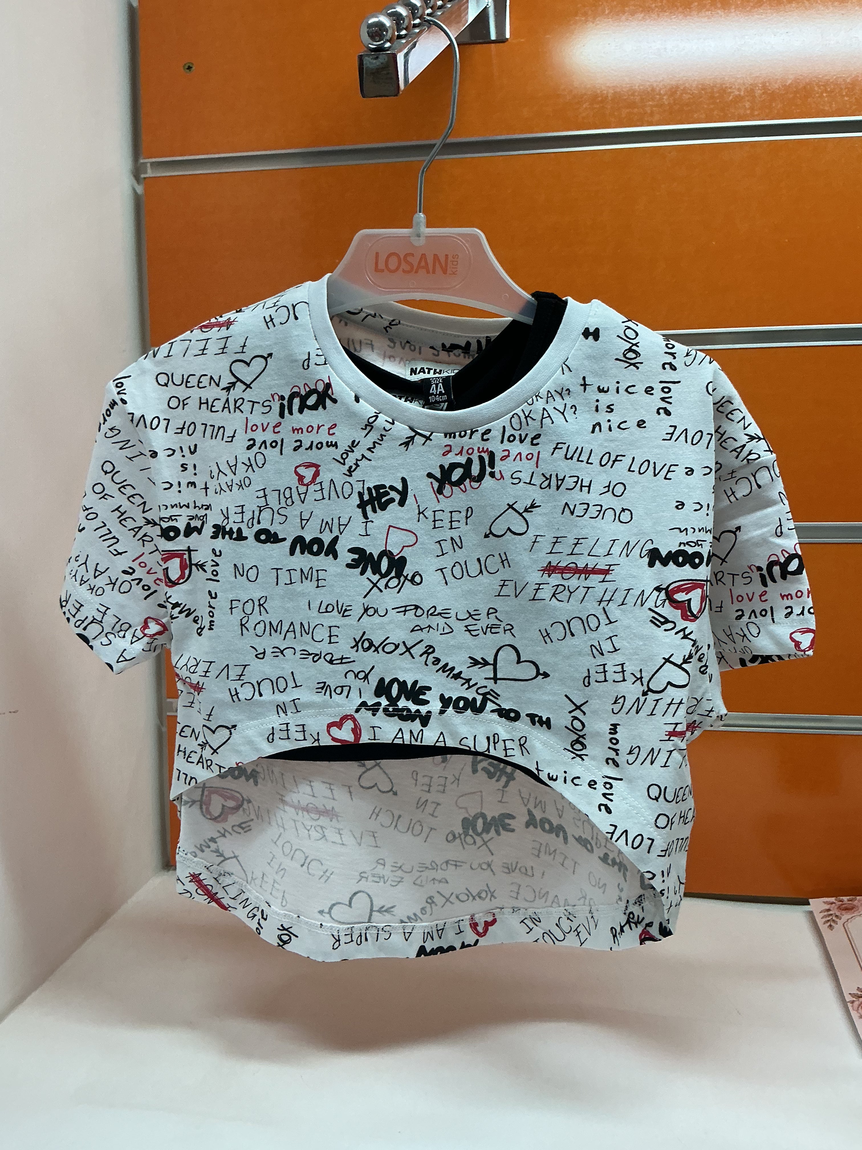 Camiseta niña blanca mensajes y corazones — fotografía del producto