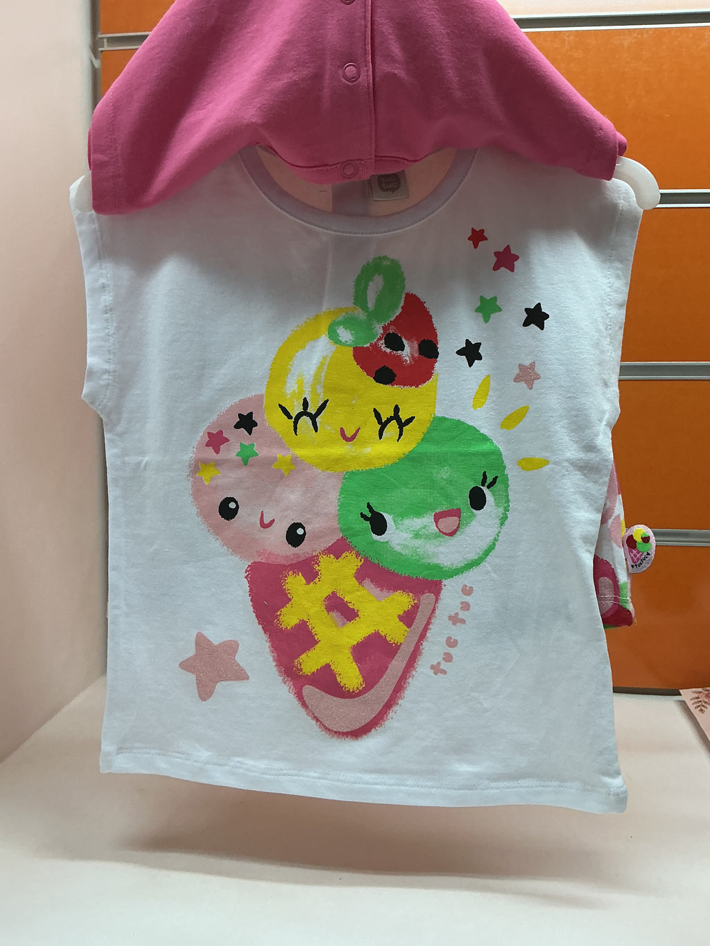 Conjunto niña Tuc Tuc camiseta rosa y short floral — fotografía del producto