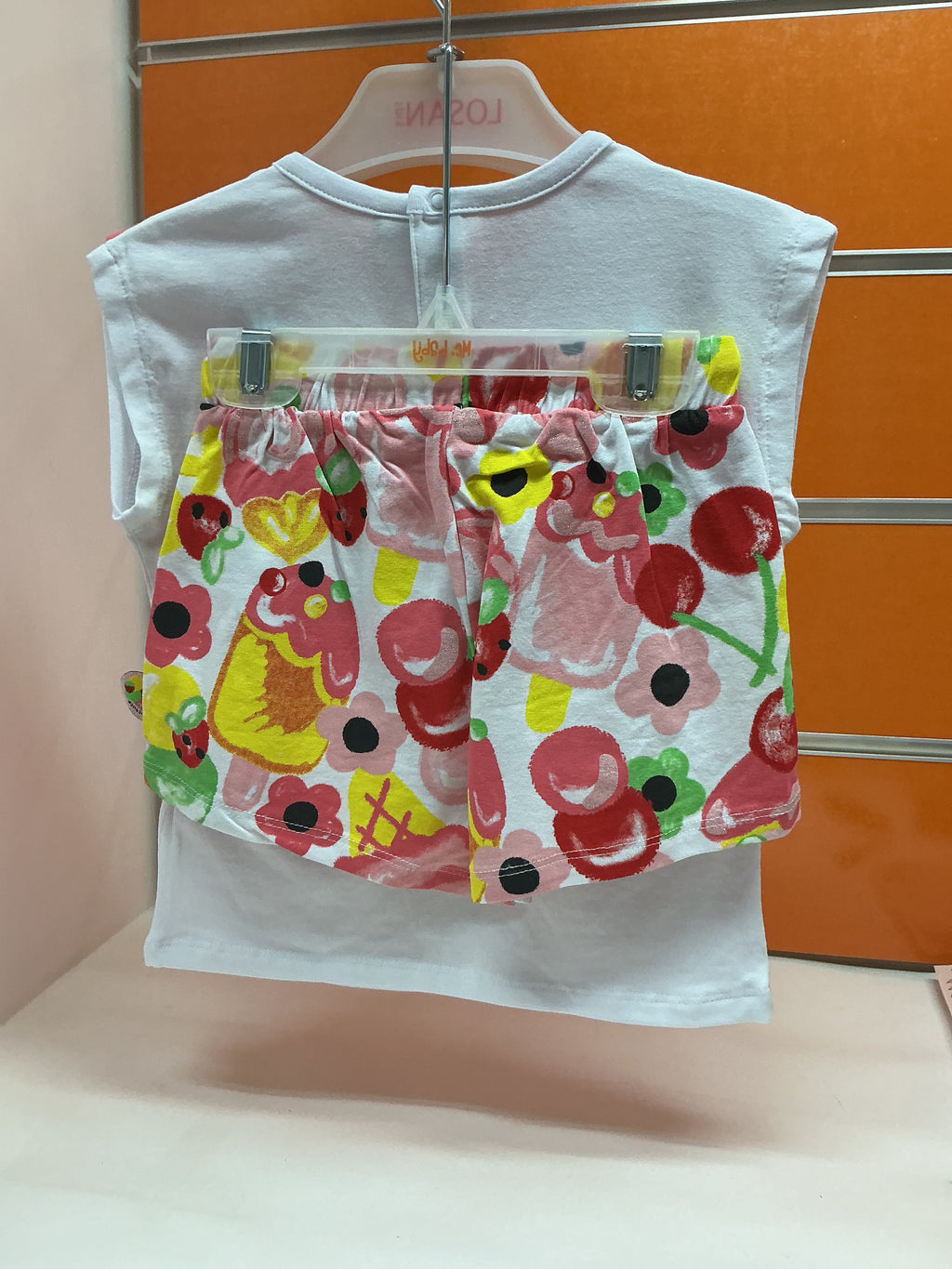 Conjunto niña Tuc Tuc camiseta rosa y short floral — fotografía del producto