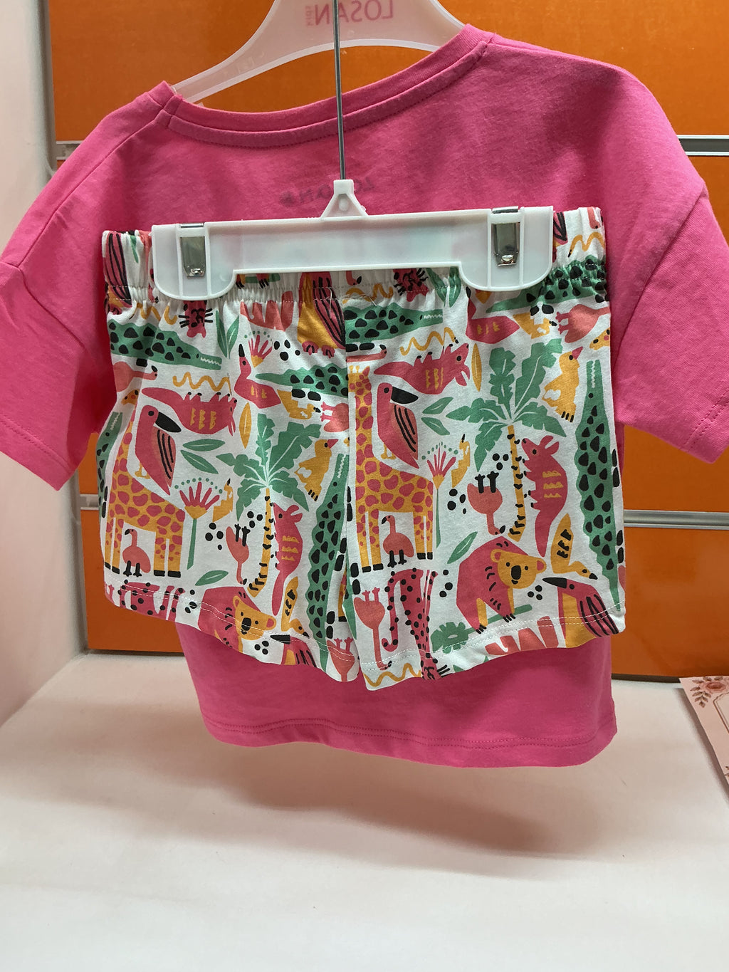 Conjunto niña Losan camiseta rosa Leopard y short safari — fotografía del producto