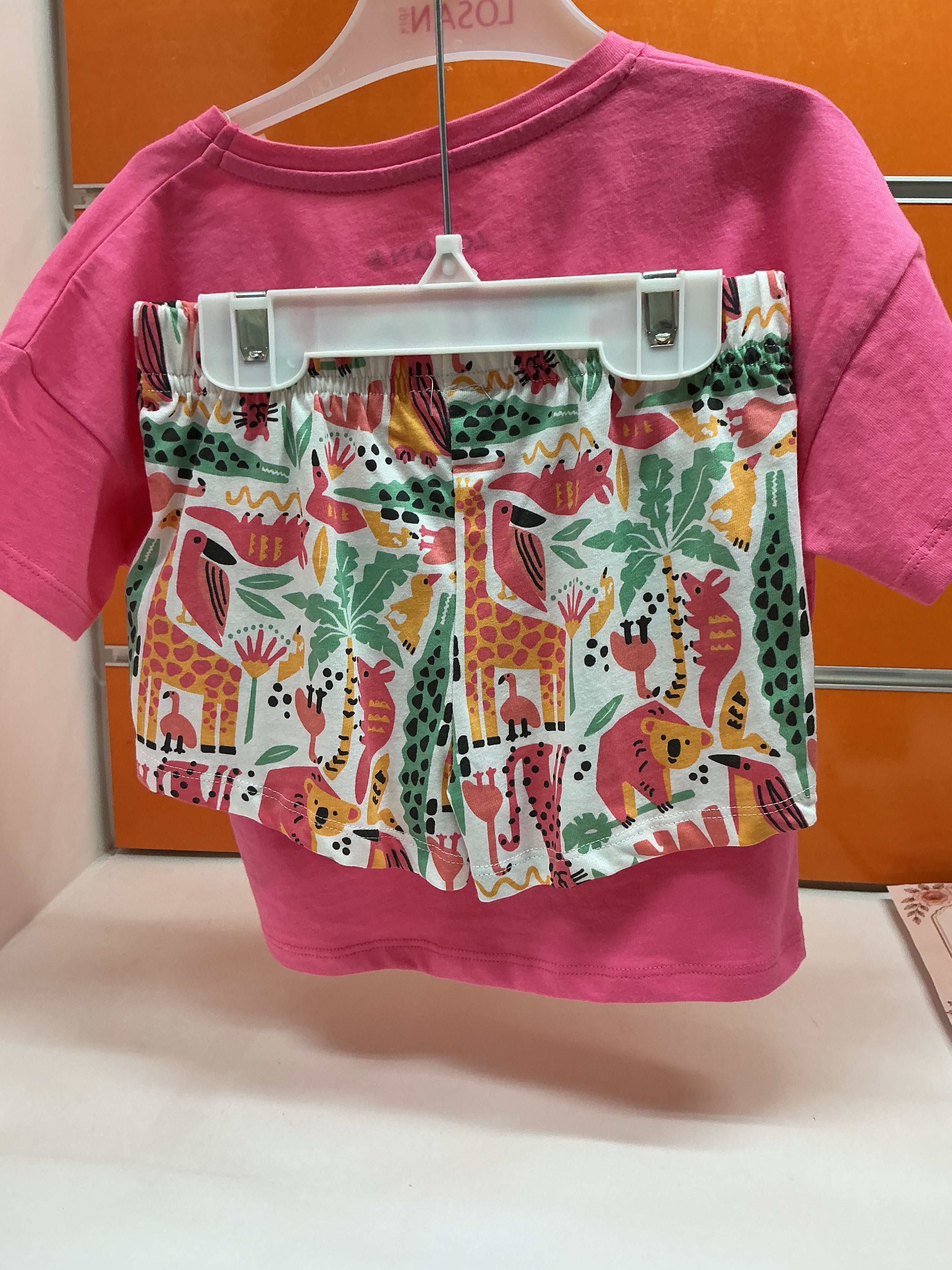 Conjunto niña Losan camiseta rosa Leopard y short safari — fotografía del producto