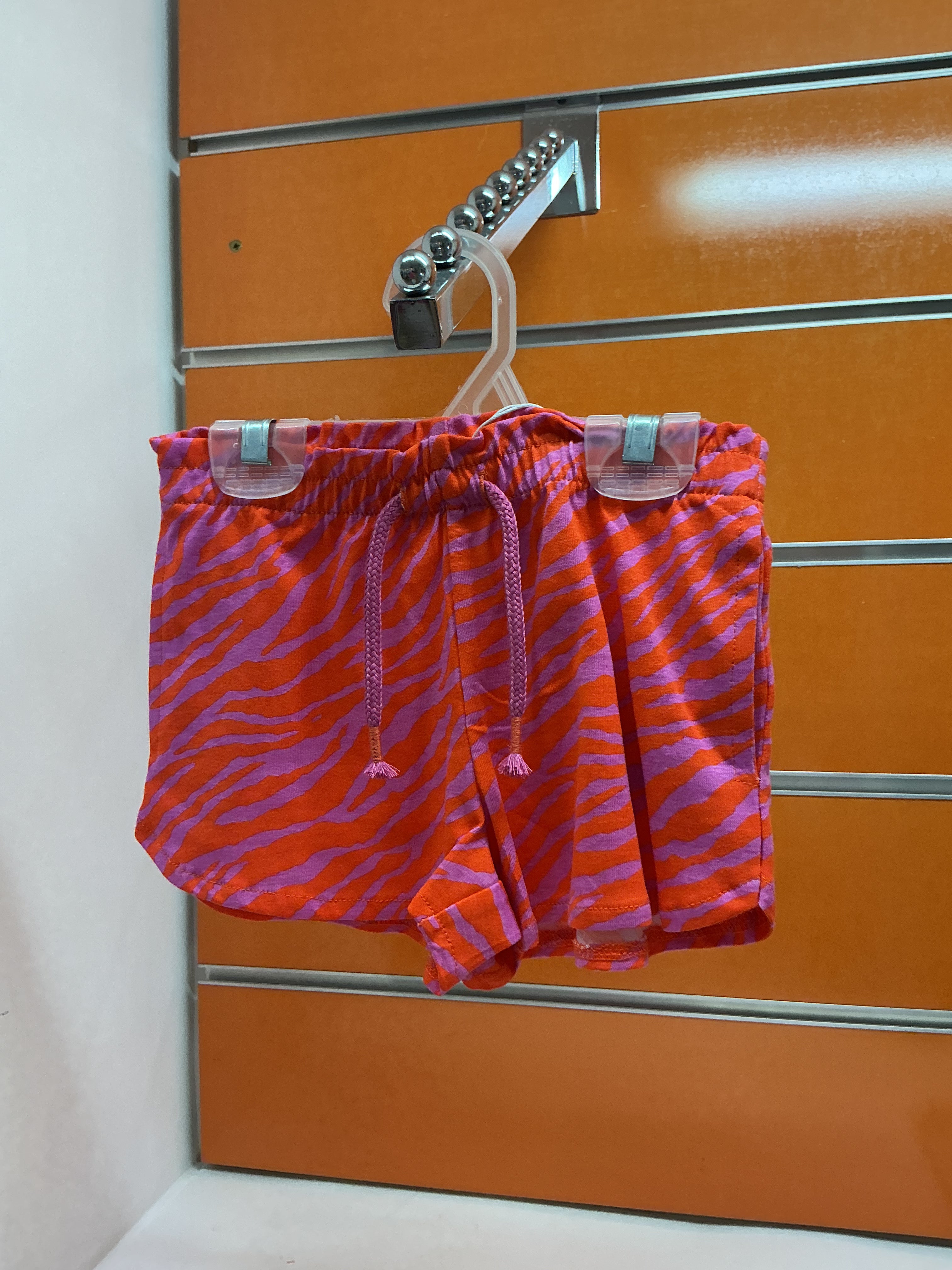 Short niña estampado cebra naranja y lila — fotografía del producto