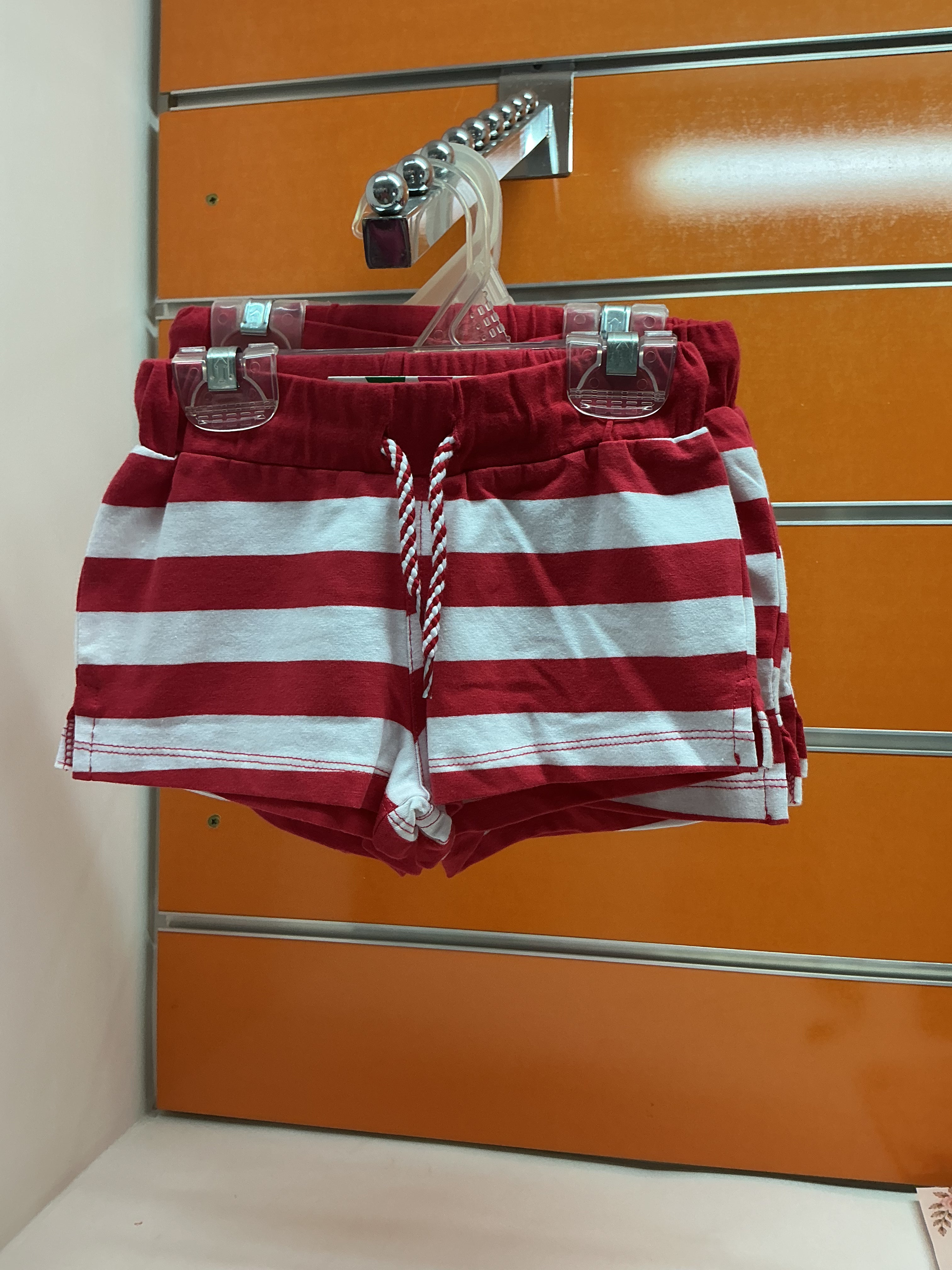 Short niña de rayas rojas y blancas — fotografía del producto