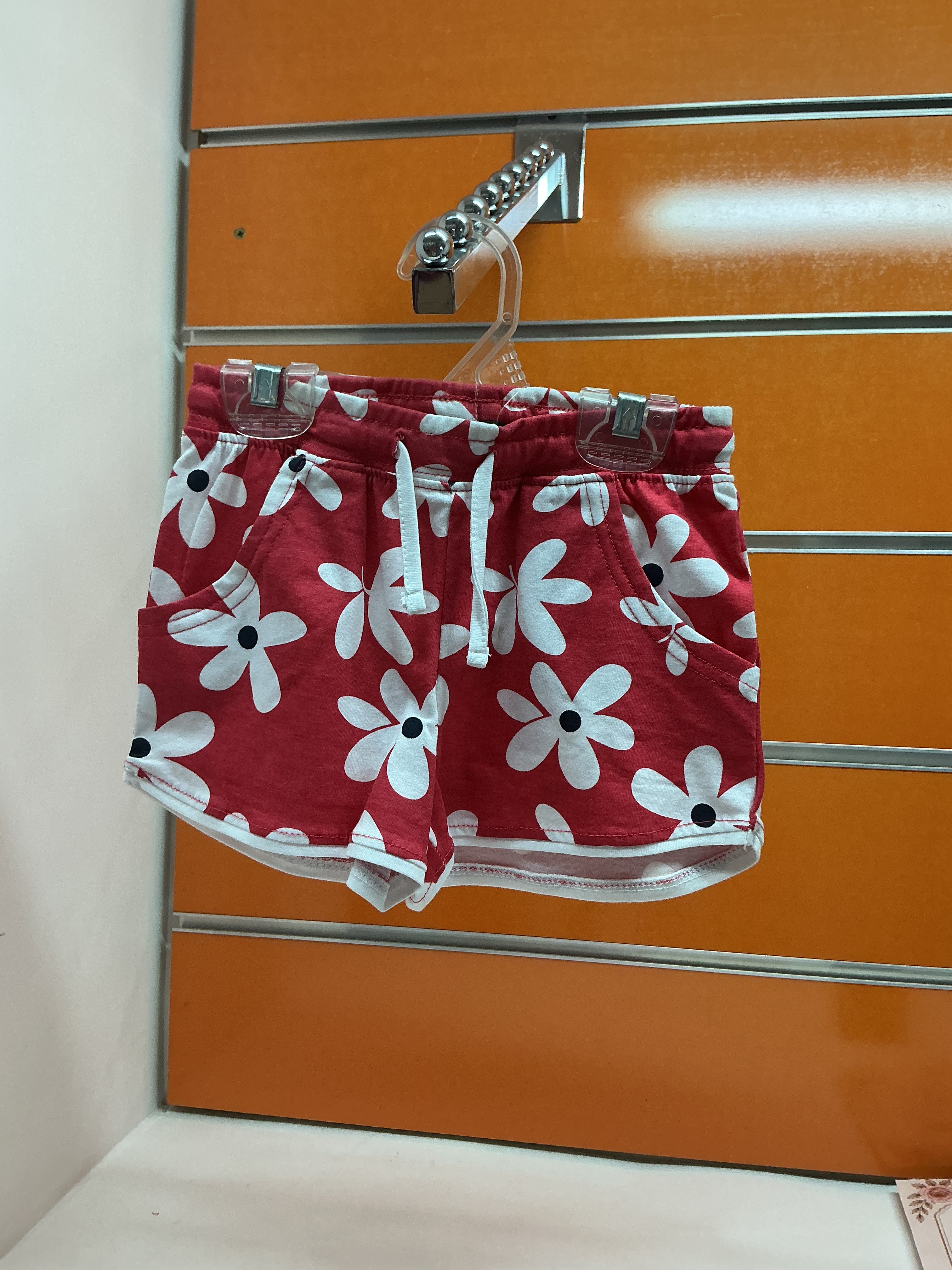 Short niña rojo con flores blancas — fotografía del producto