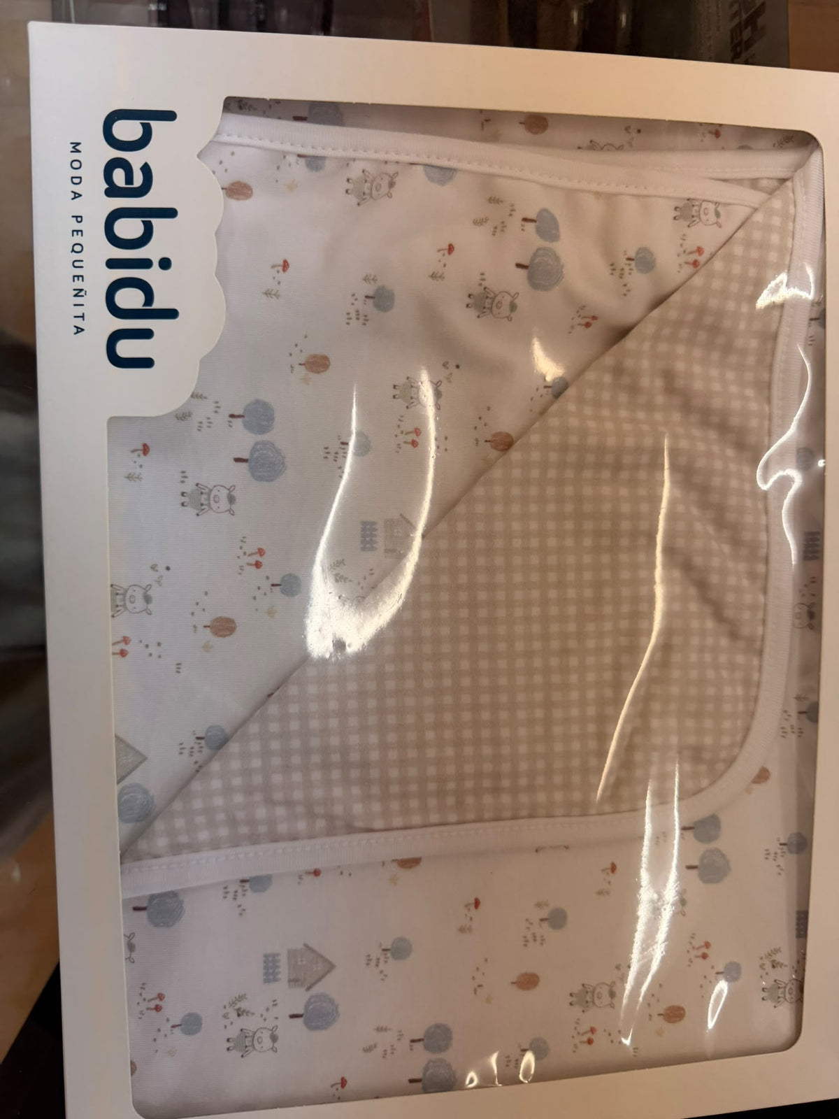 Arrullo reversible Babidu Granja en beige con estampado infantil y reverso de cuadros