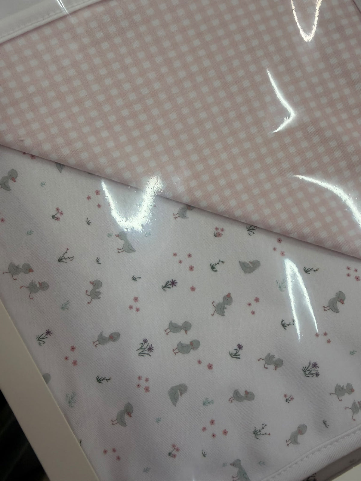Detalle del arrullo reversible Babidu Nido rosa, estampado de conejitos y cuadros