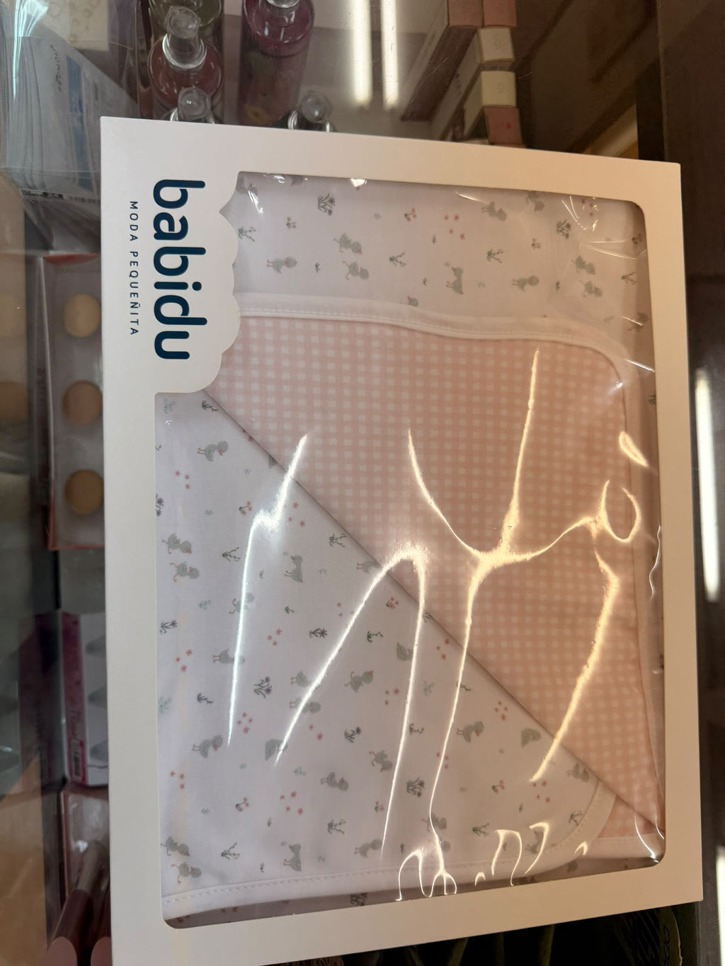 Arrullo reversible Babidu Nido en rosa con estampado de conejitos y reverso de cuadros