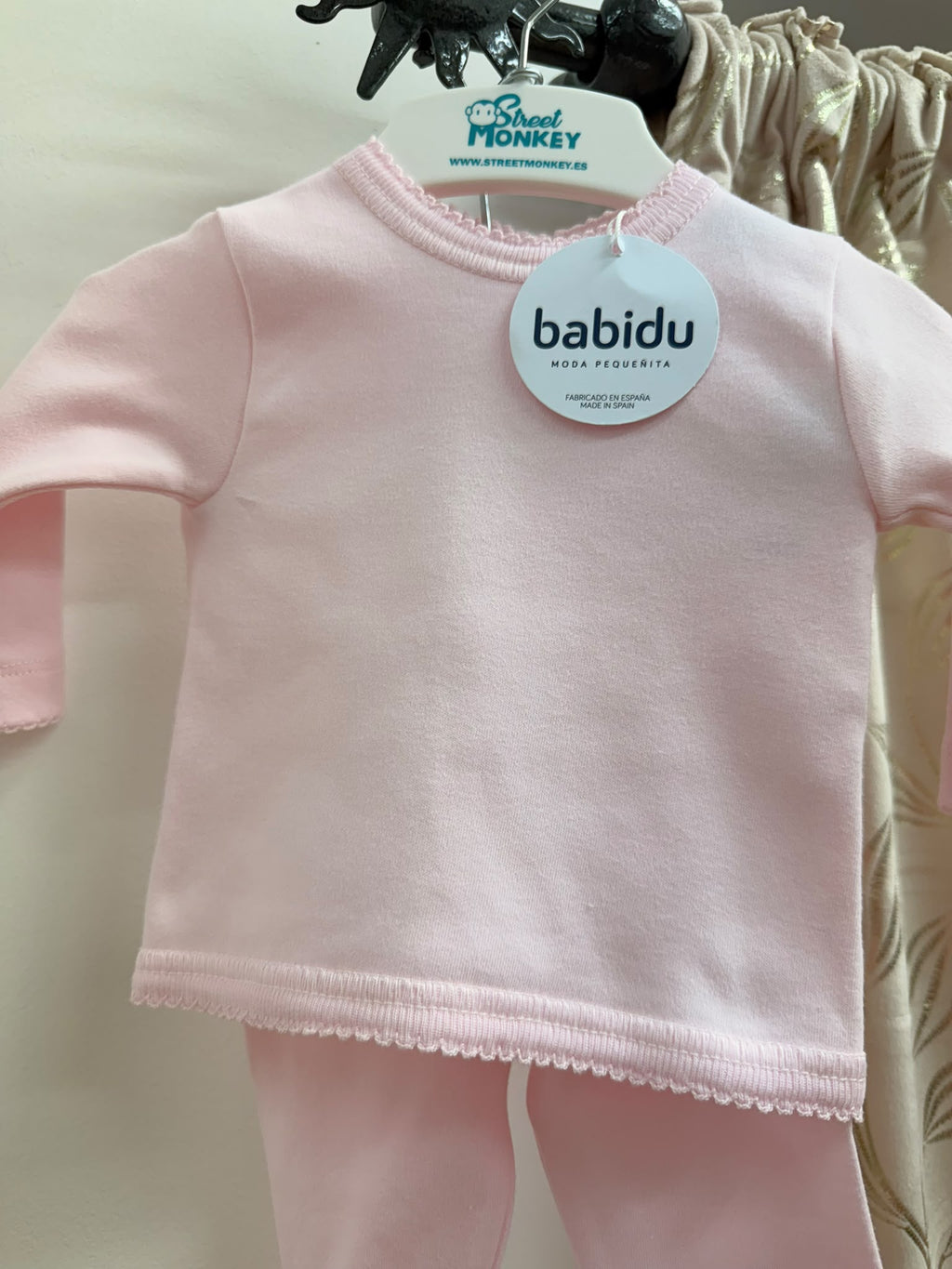 Detalle de la camiseta rosa del conjunto bebé Babidu de nacimiento