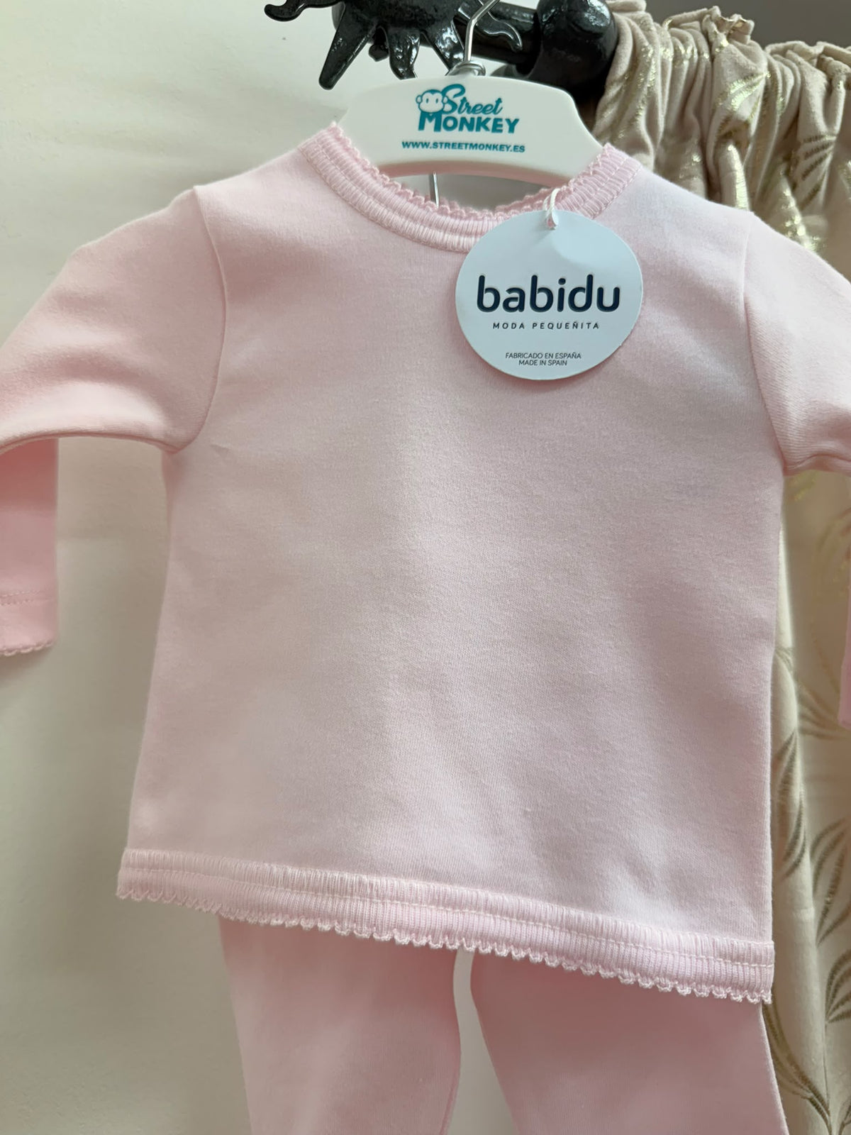 Detalle de la camiseta rosa del conjunto bebé Babidu de nacimiento