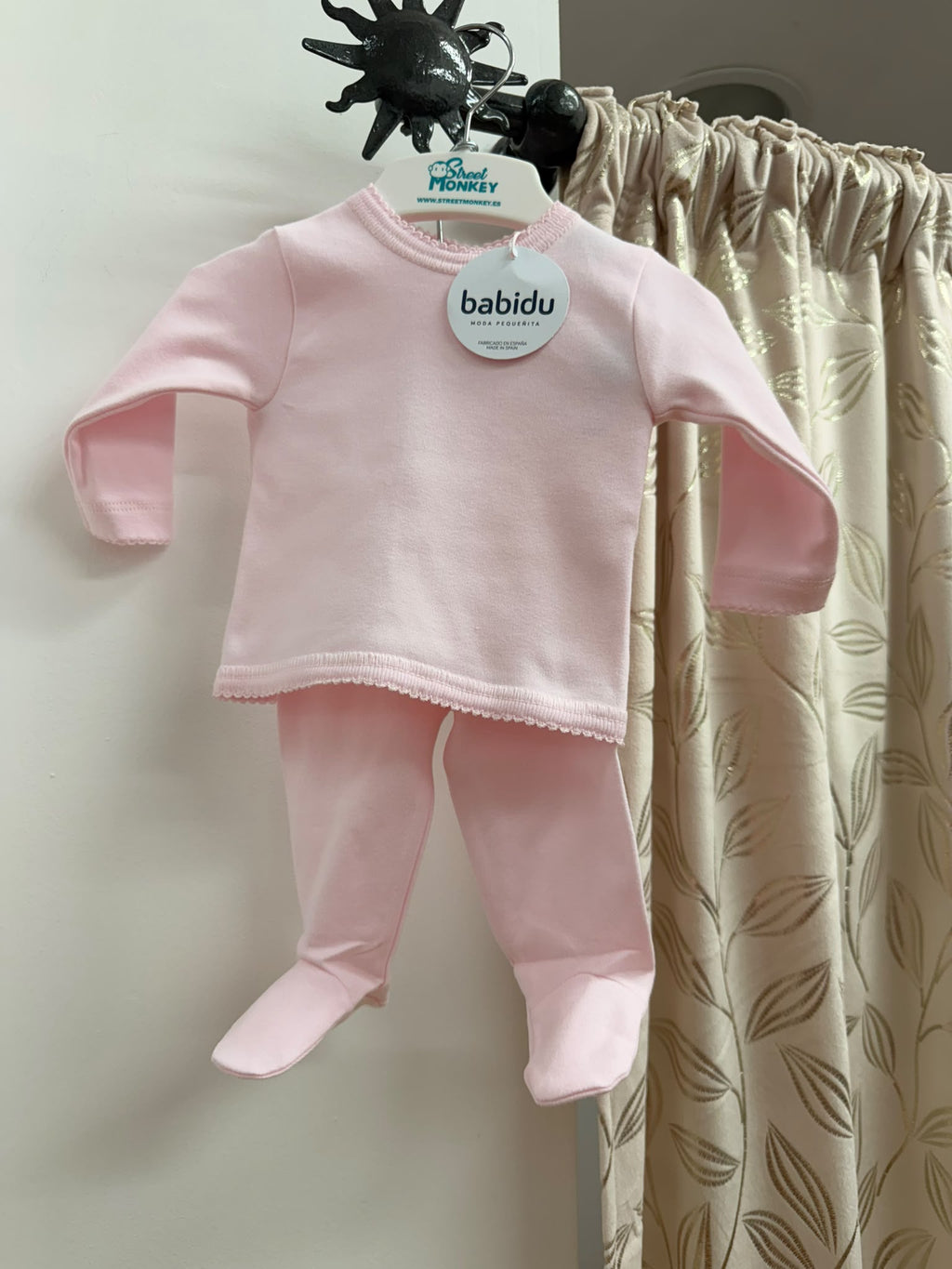 Conjunto bebé Babidu rosa de nacimiento con camiseta y polaina, vista frontal