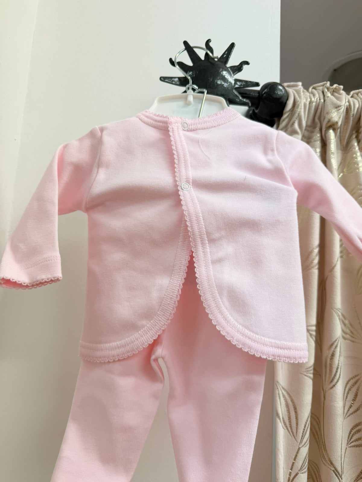 Vista trasera del conjunto bebé Babidu rosa de nacimiento