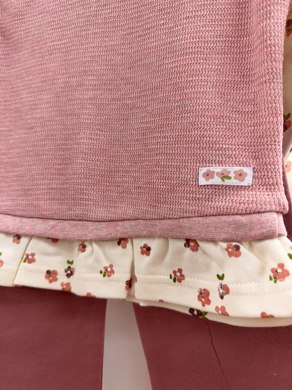 Detalle del tejido y estampado del conjunto bebé Babybol rosa palo