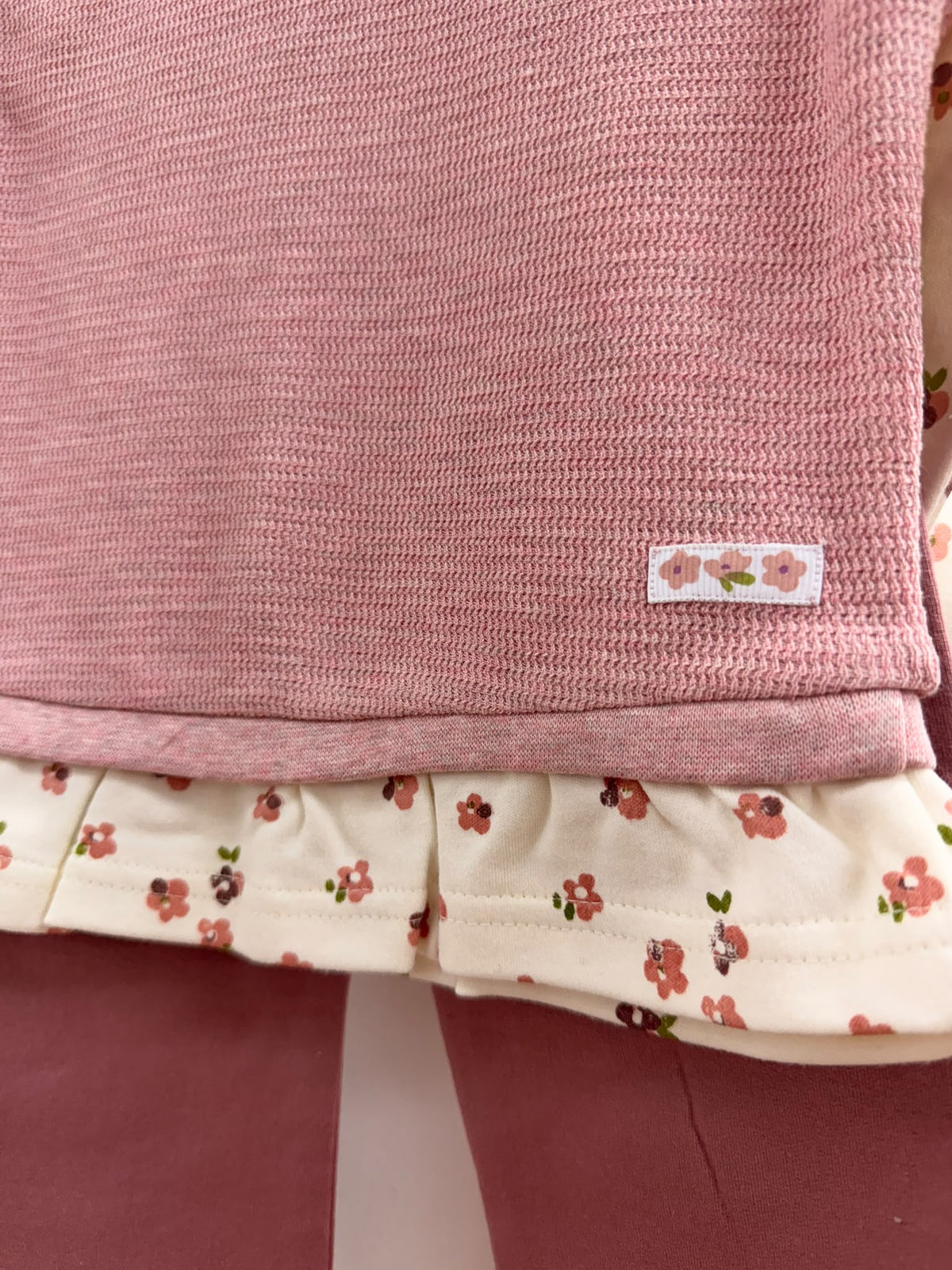 Detalle del tejido y estampado del conjunto bebé Babybol rosa palo