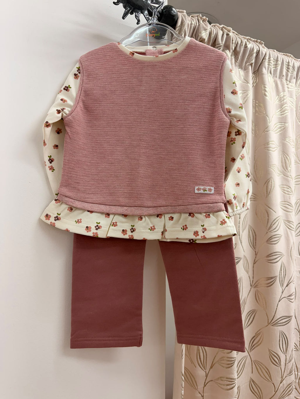 Conjunto bebé Babybol rosa palo con estampado floral, vista frontal